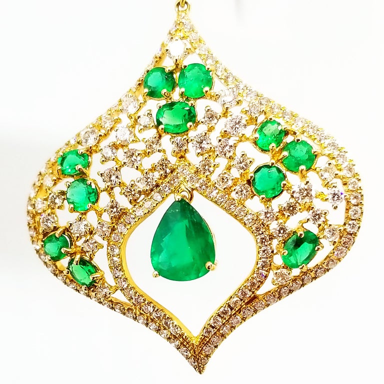 6 Carat Emerald 4.2 Carat Diamond Red Carpet Statement Drop Earrings Yellow Gold For Sale 2
