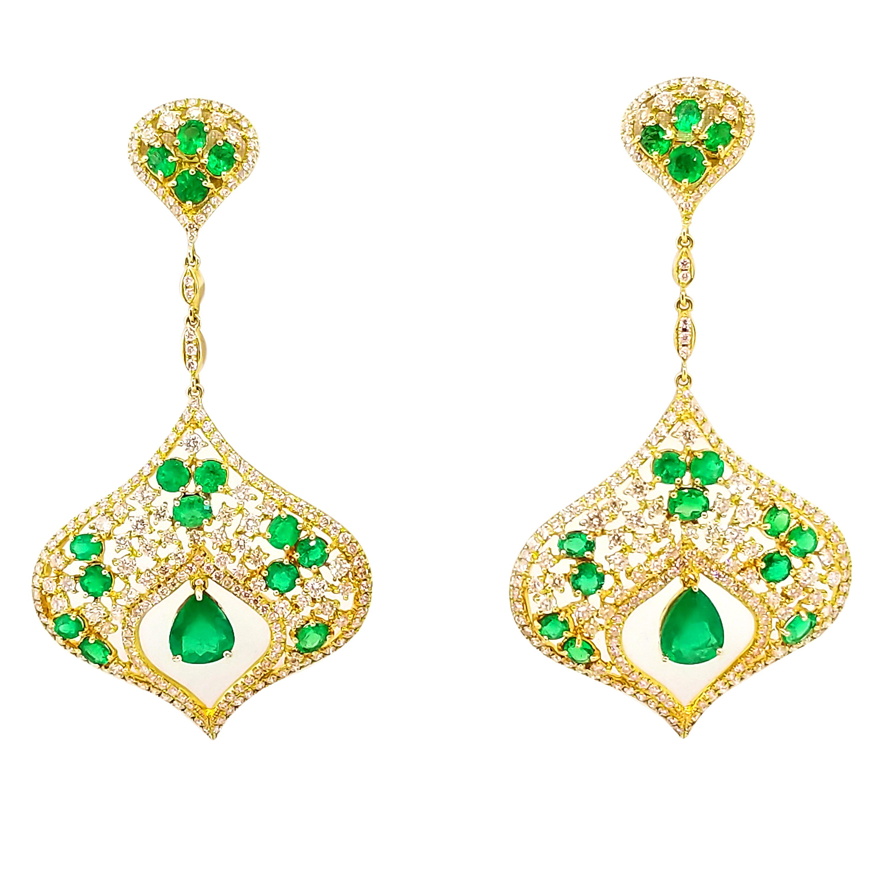 Boucles d'oreilles pendantes en or jaune avec émeraude de 6 carats et diamants de 4,2 carats, décoration tapis rouge en vente