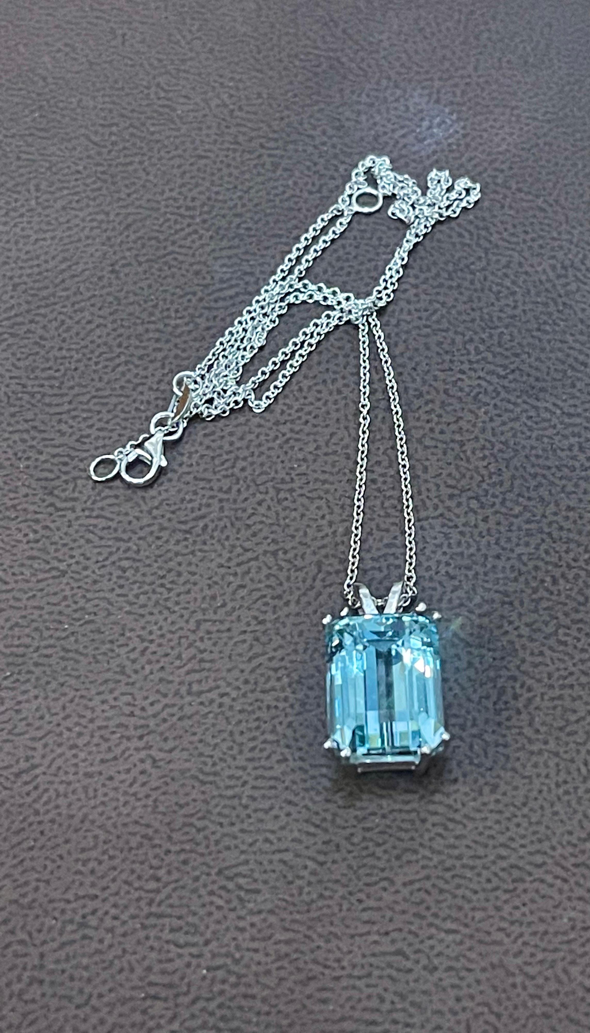 6 Carat Emerald Cut Aquamarine Pendant / Necklace 14 Karat White Gold In Excellent Condition In New York, NY