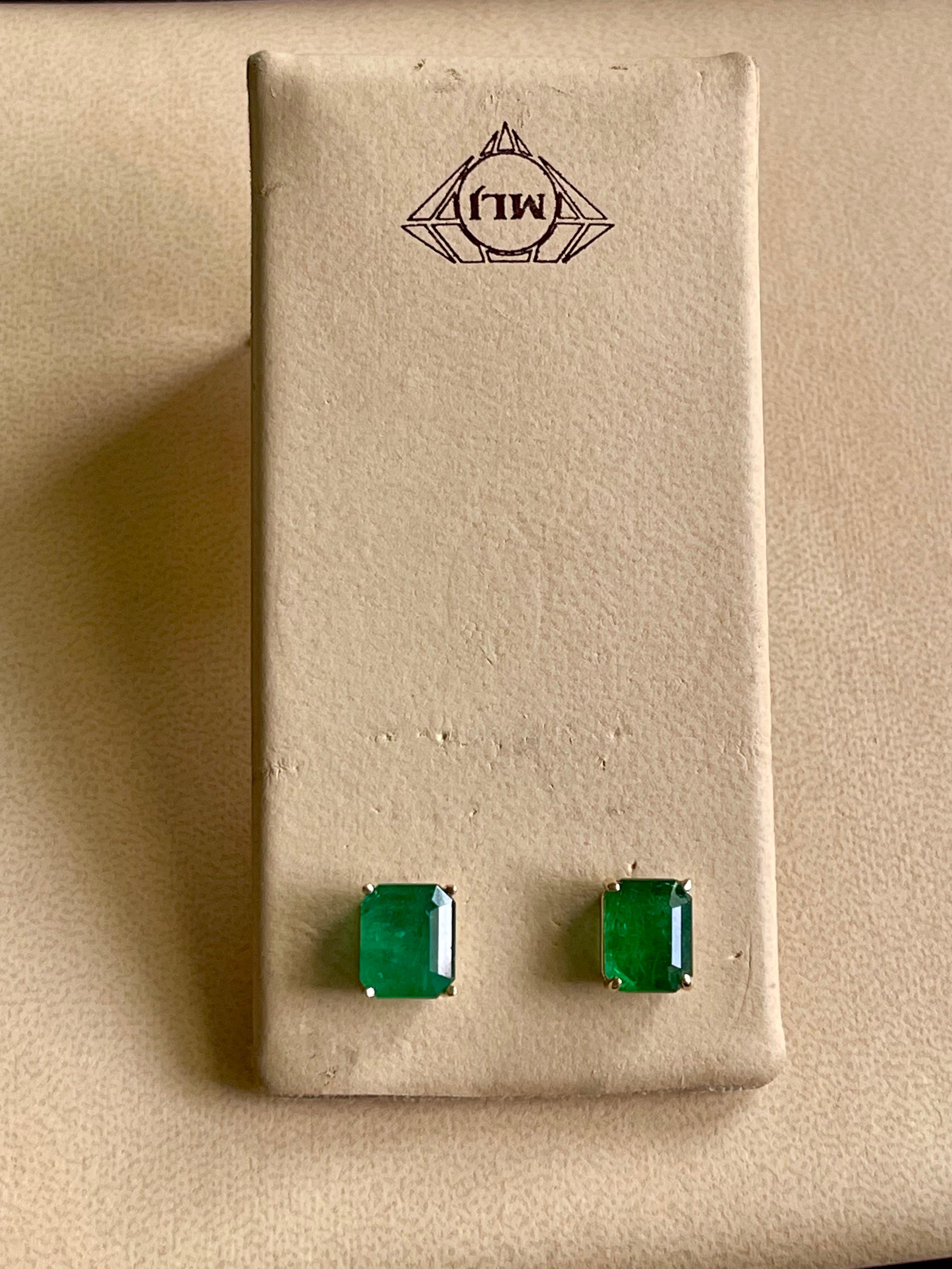
Ungefähr 6 Karat Smaragdschliff Natürlicher Smaragd Ohrstecker 14 Karat Gelbgold
Zwei Smaragde mit einem Gewicht von jeweils ca. 3 ct 
Smaragd-Schliff 
Jeder Smaragd ist ungefähr 3 ct oder etwas größer
Diese Ohrringe werden aus Smaragden von guter