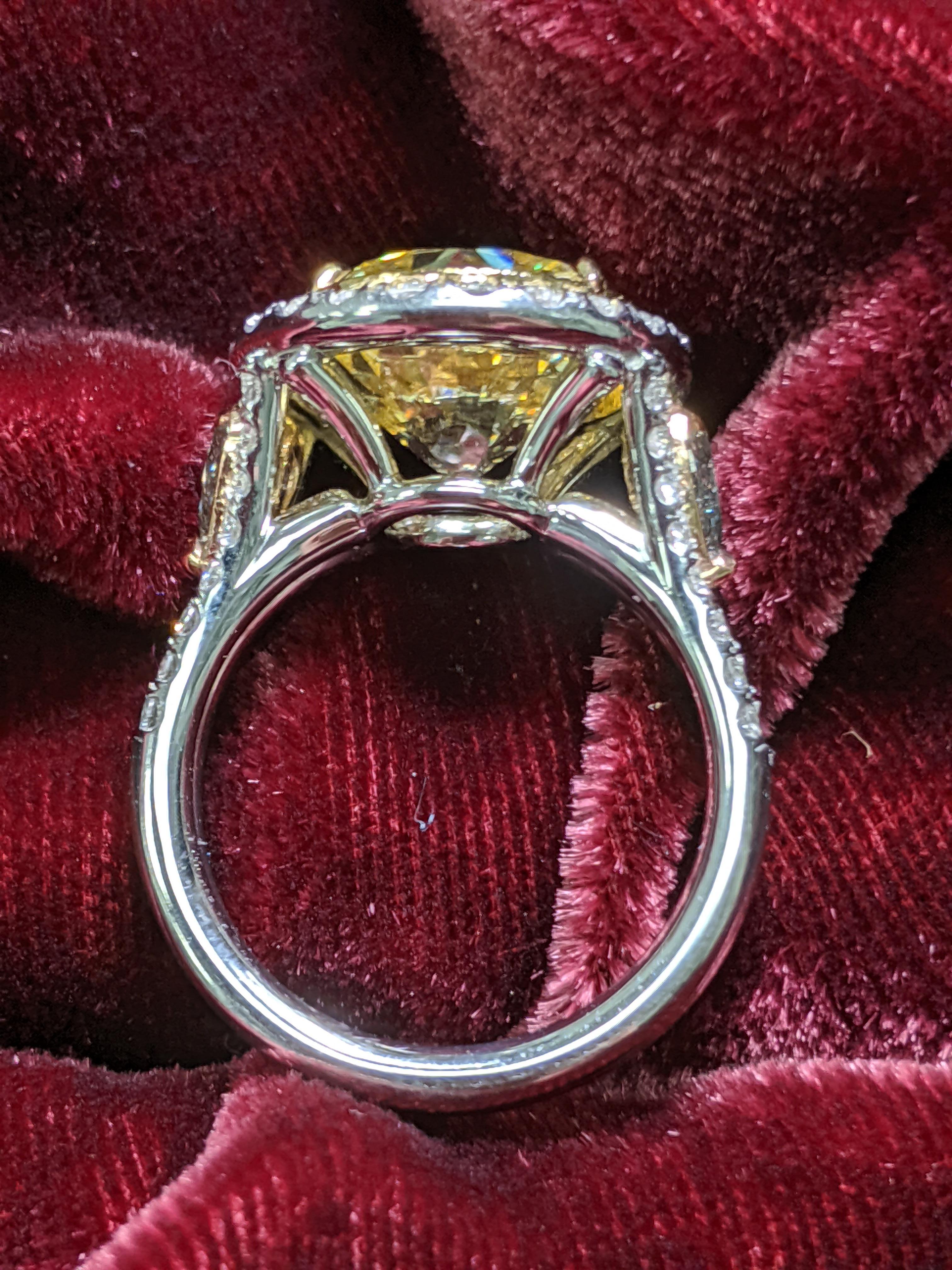 Bague en platine avec diamant rond jaune intense fantaisie de 6 carats VS2, certifié GIA Neuf - En vente à New York, NY