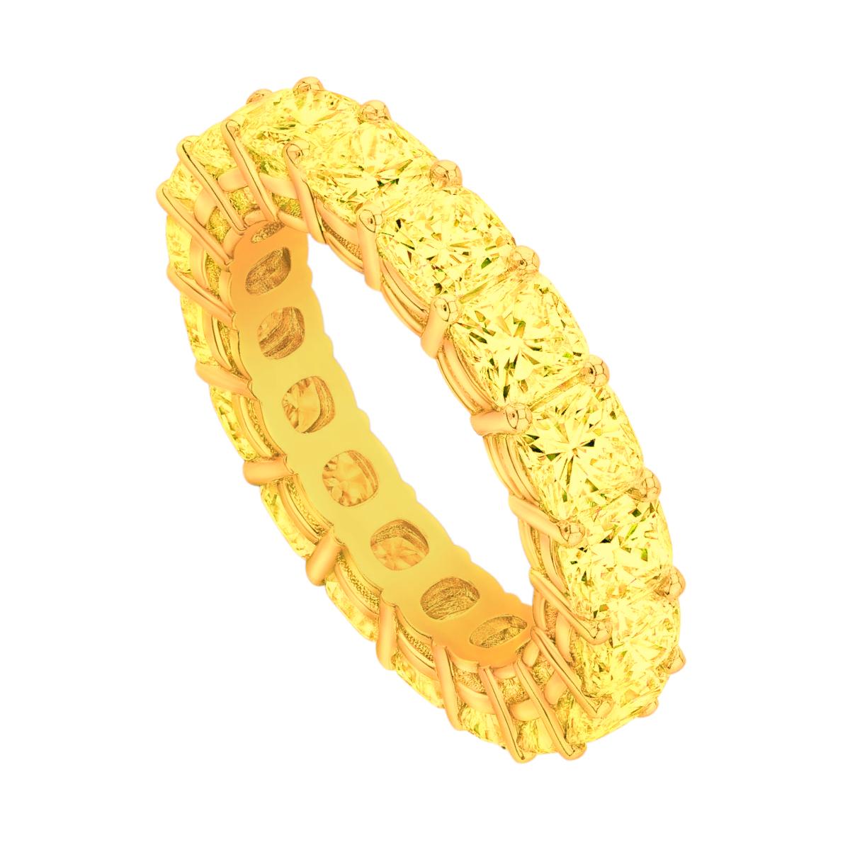Taille coussin Bague d'éternité fantaisie en or jaune 18 carats sertie d'un anneau de 6 carats en vente