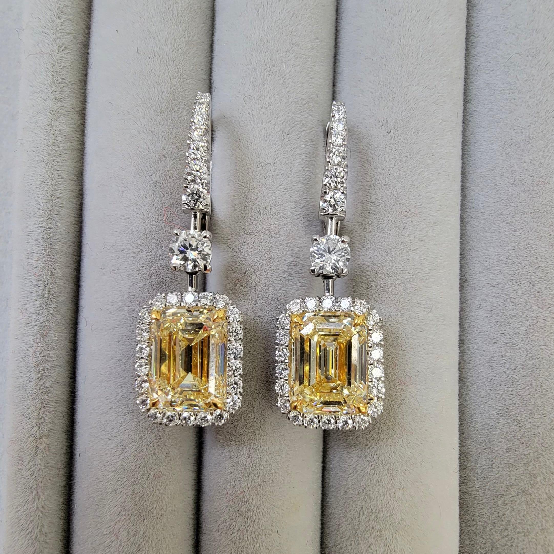 Diamants centraux de 2,76 et 2,50 carats
Jaune clair (gamme U-V) 
VS1 et VS2 Clarté
Coupe d'émeraude
0,84 carats de diamants blancs ronds
Naturellement conçu pour rehausser la teinte jaune de l'or jaune
Fabriqué à la main à New York en