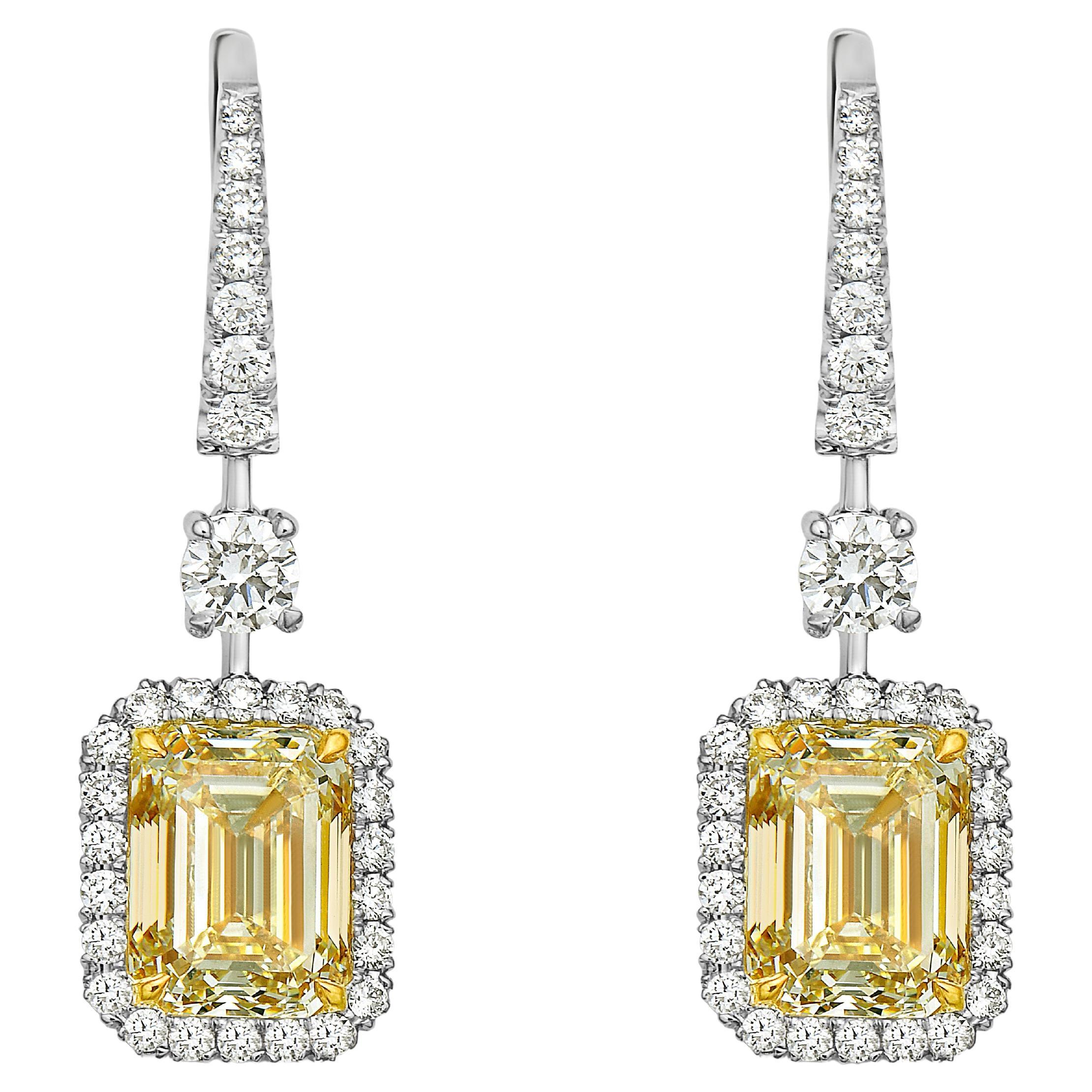 Boucles d'oreilles en diamant taille émeraude de 6 carats GIA jaune clair en vente
