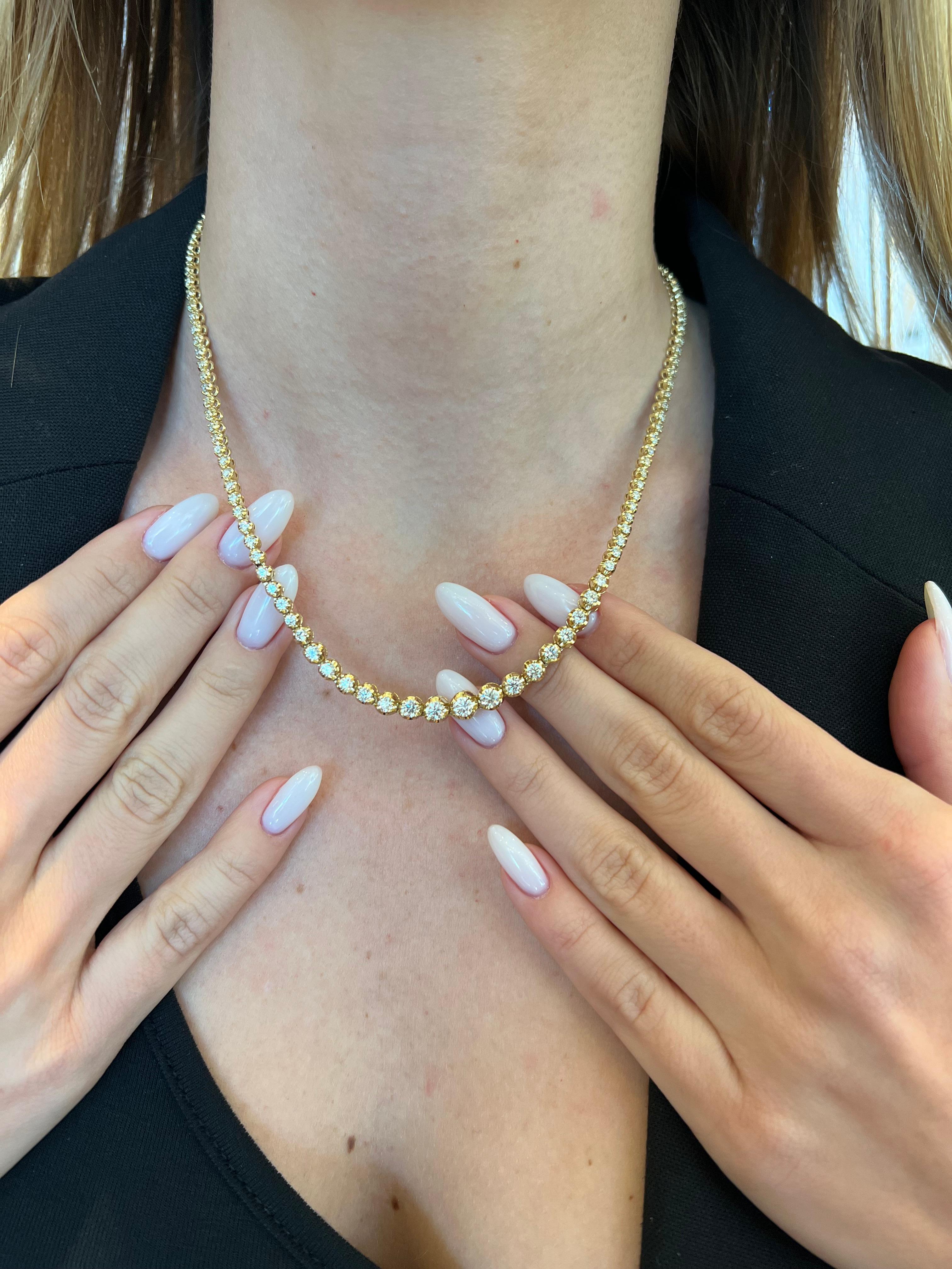 6 Karat abgestufte Diamant-Tennis-Halskette aus 14k Gelbgold von Gem Jewelers Co. Damen im Angebot
