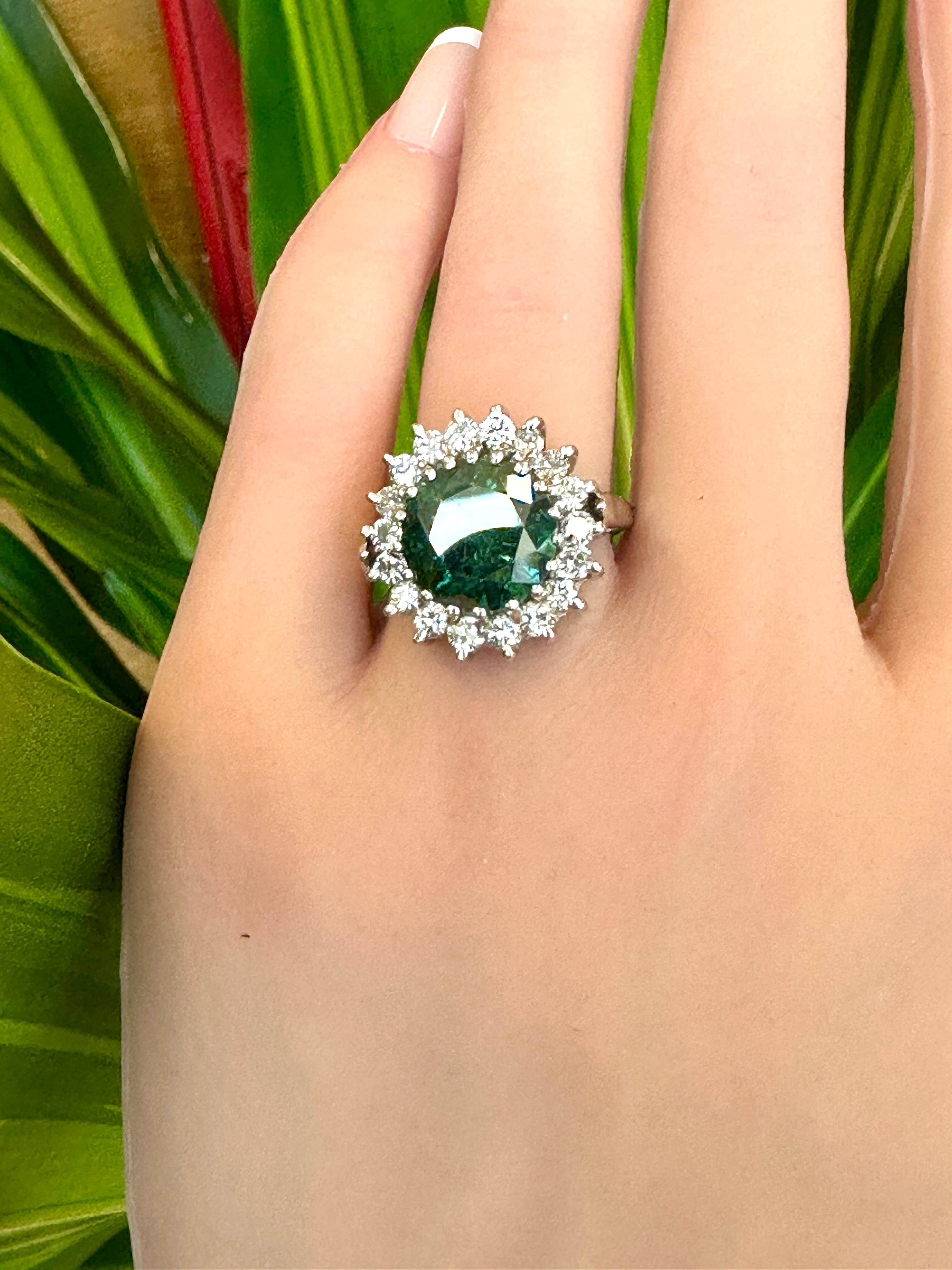 Anillo de diamantes verdes de 6 quilates en Bueno estado para la venta en Austin, TX