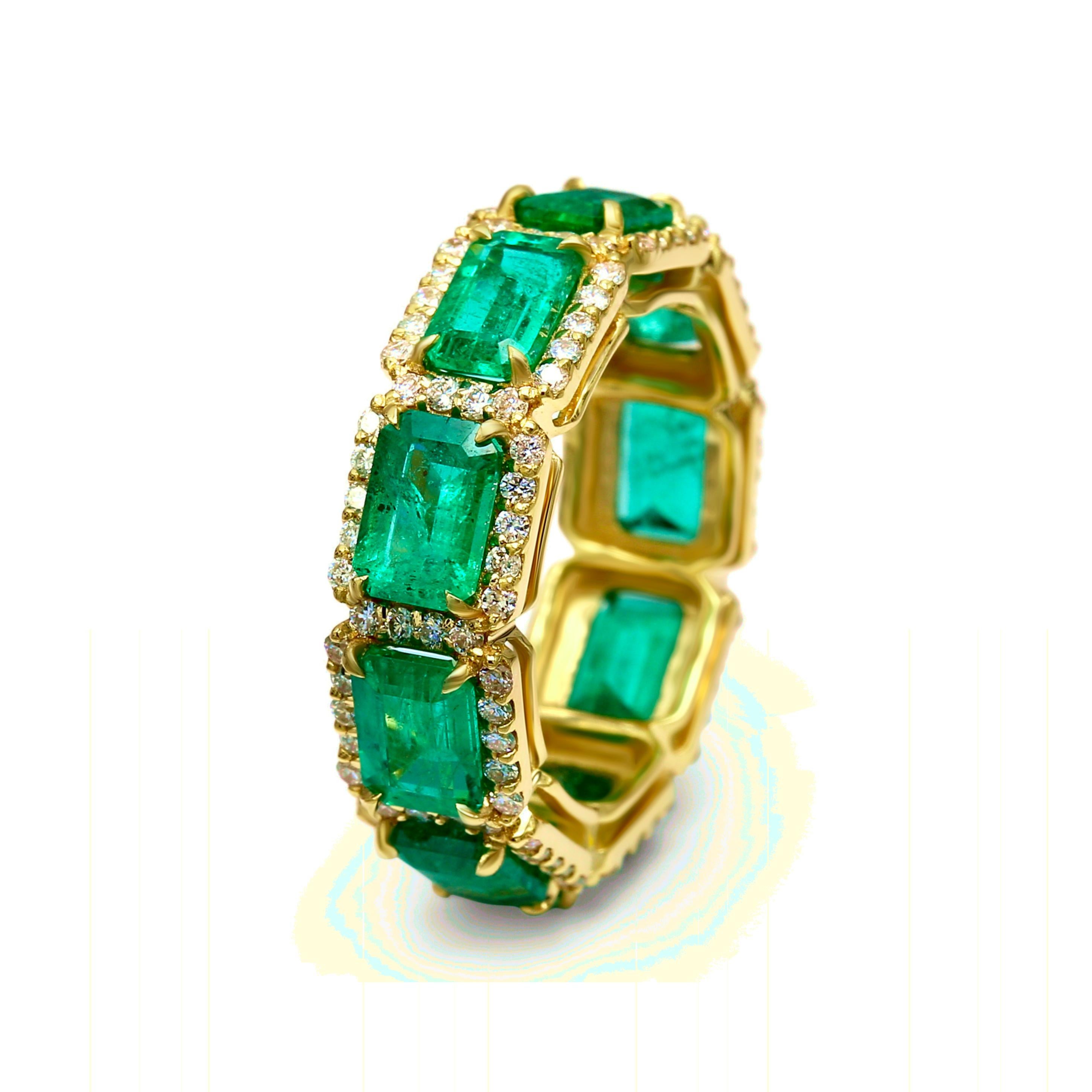 6 Carat Green Emerald Diamond Yellow Gold Band Ring In New Condition For Sale In Chicago, IL