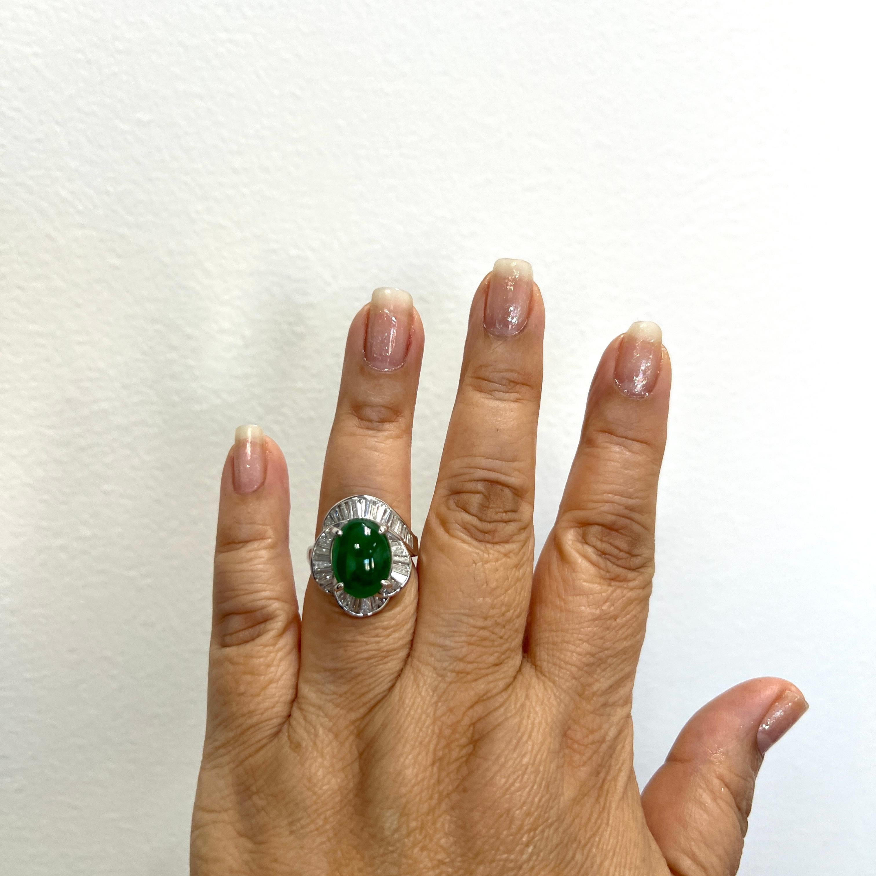 Splendido cabochon ovale di giada verde da 6,36 ct. con baguette di diamanti bianchi da 2,02 ct.  Realizzato a mano in platino.  Anello misura 8.