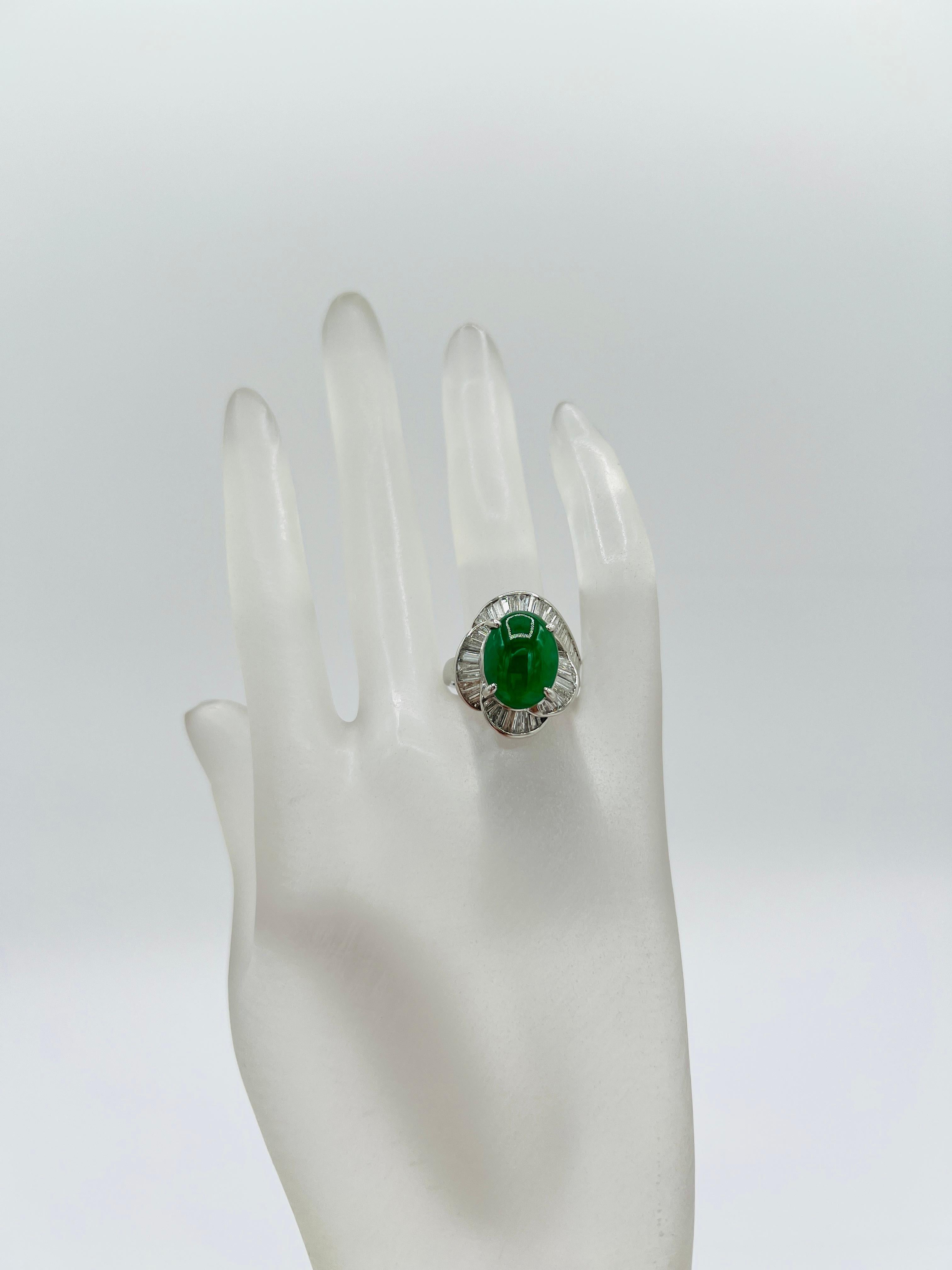 Taglio ovale Anello con cabochon ovale di giada verde da 6 carati e diamante baguette in platino in vendita