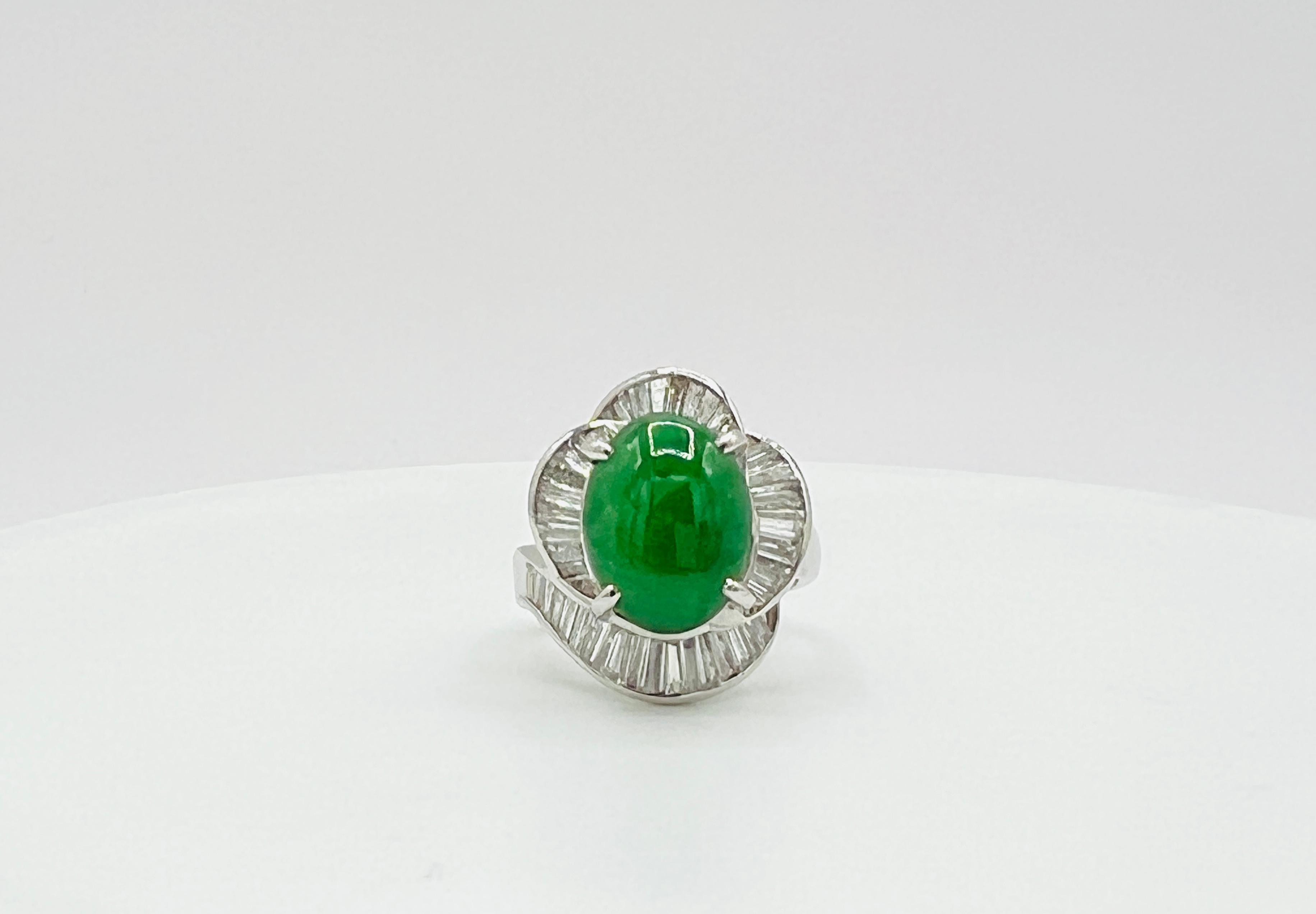 Anello con cabochon ovale di giada verde da 6 carati e diamante baguette in platino In condizioni Nuovo in vendita a Los Angeles, CA