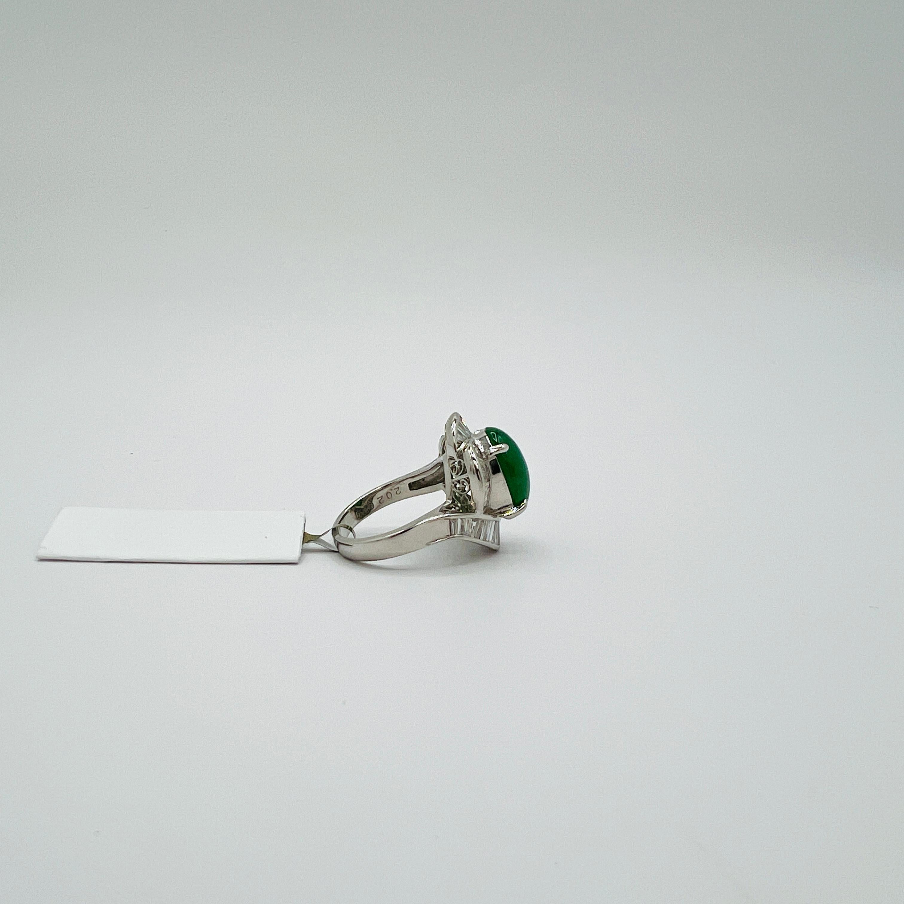 Anello con cabochon ovale di giada verde da 6 carati e diamante baguette in platino in vendita 1