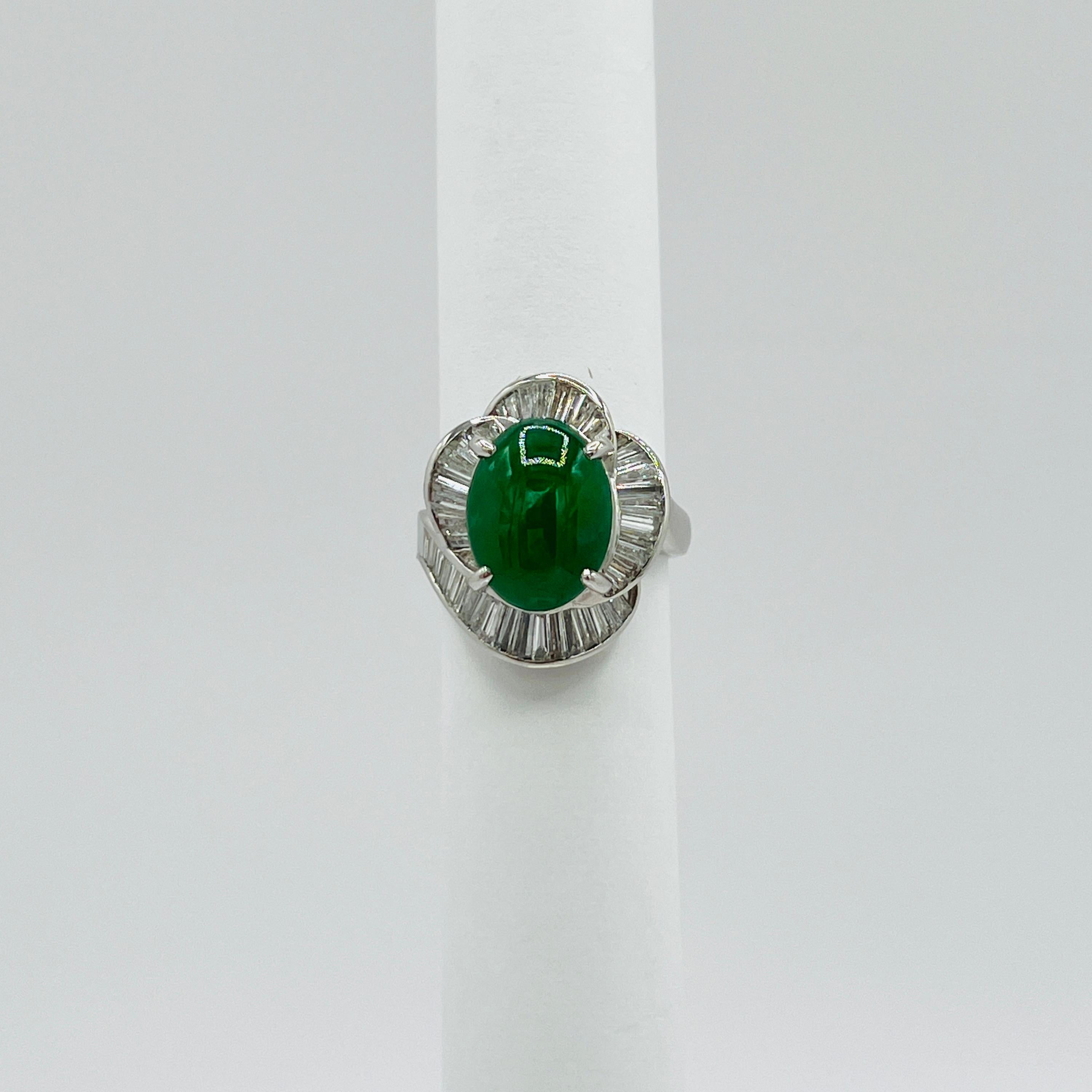 Anello con cabochon ovale di giada verde da 6 carati e diamante baguette in platino in vendita 3