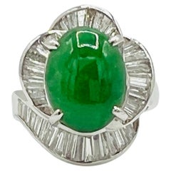 Anello con cabochon ovale di giada verde da 6 carati e diamante baguette in platino