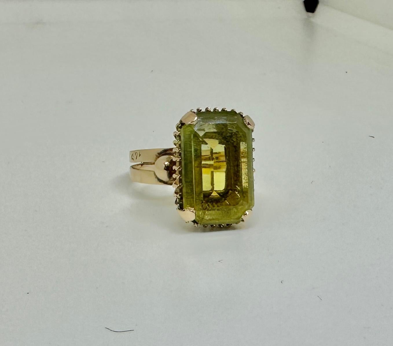 Women's or Men's 6 Carat Green Quartz Ring 14 Karat Gold Emerald Cut Art Deco Cocktail Ring For Sale