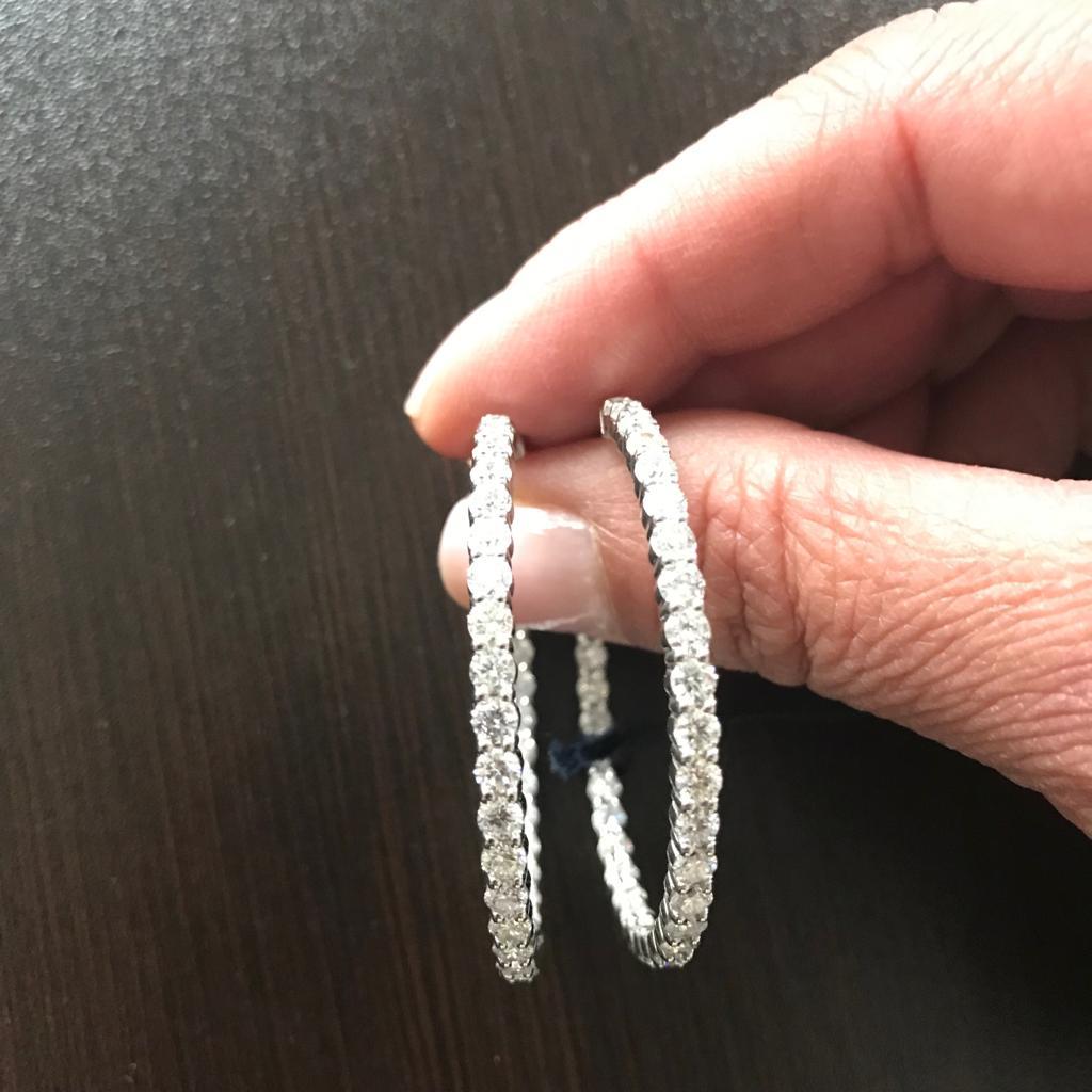 Moderne Boucles d'oreilles anneau en or blanc avec diamants de 6 carats  en vente