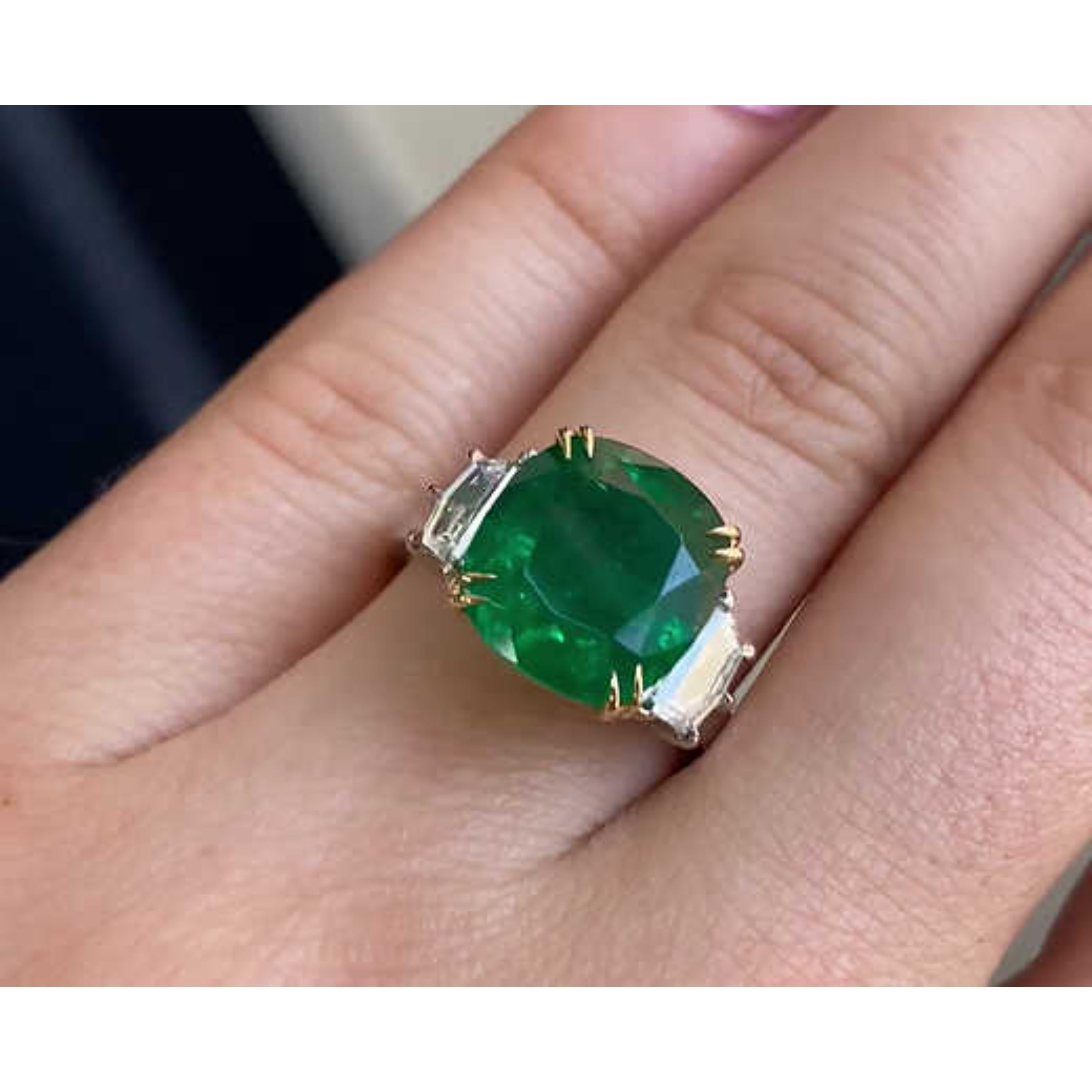 For Sale:  Art Deco 6 CT Natural Emerald Diamond Engagement Ring in 18k Gold, Cocktail Ring 3