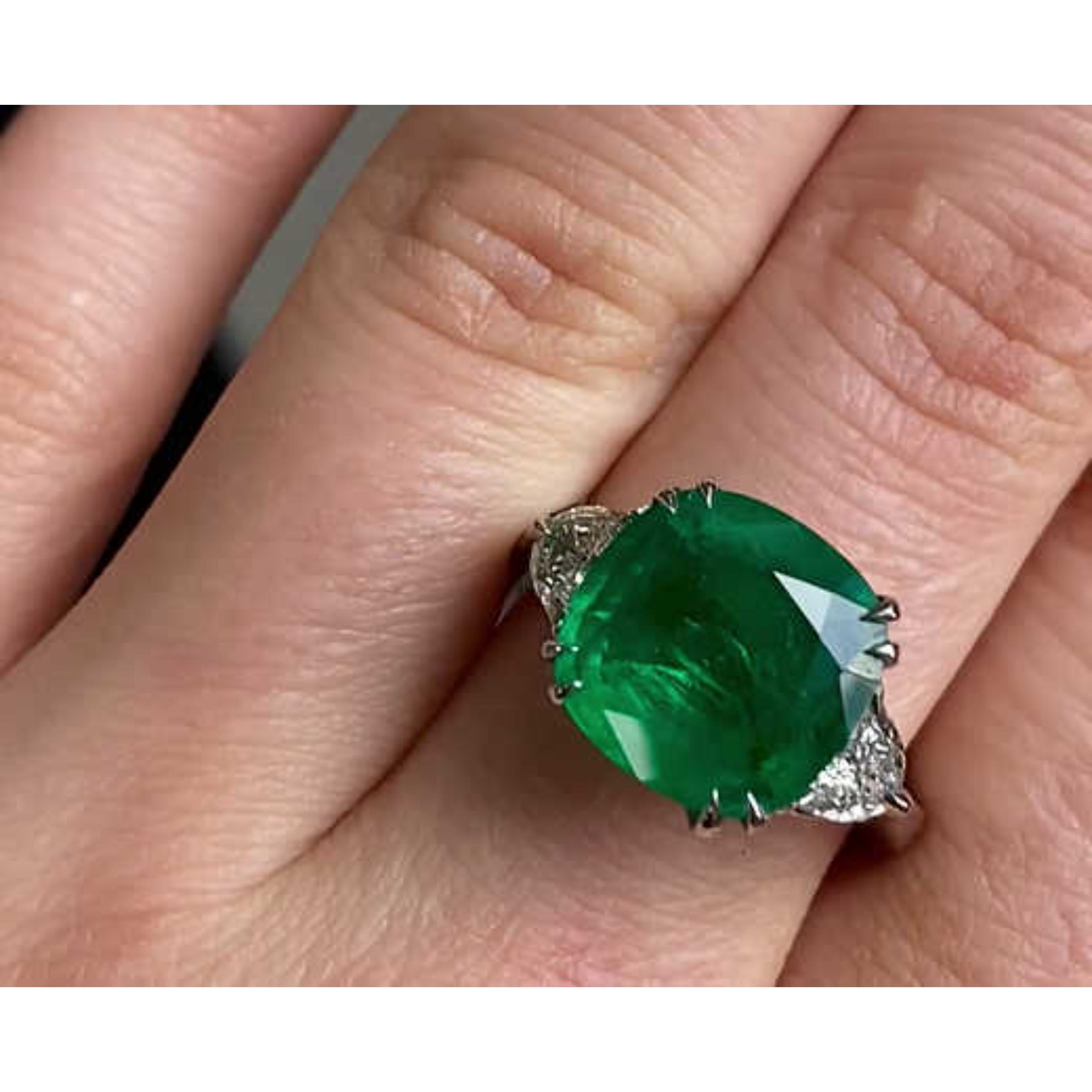 For Sale:  Art Deco 6 CT Natural Emerald Diamond Engagement Ring in 18k Gold, Cocktail Ring 4
