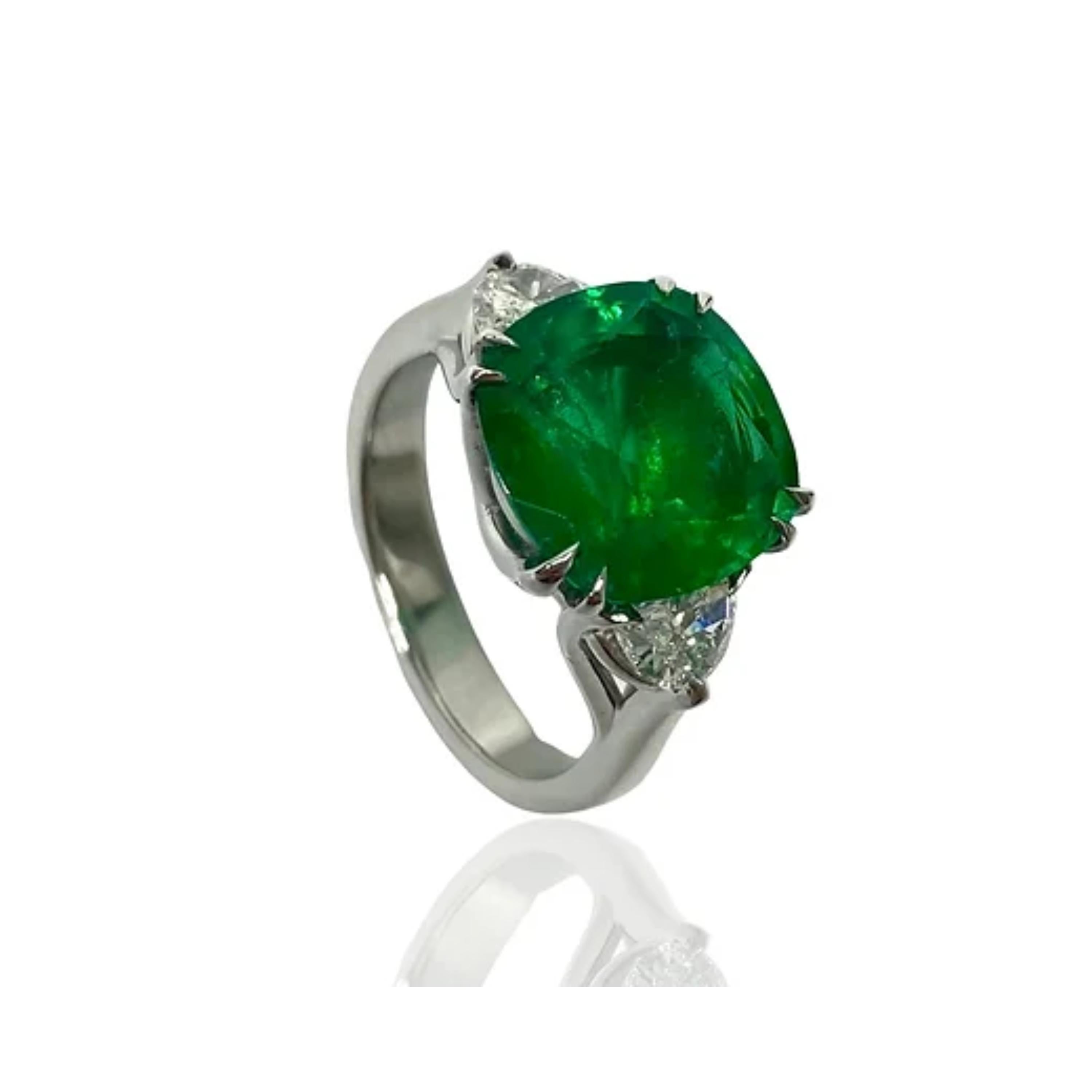 For Sale:  Art Deco 6 CT Natural Emerald Diamond Engagement Ring in 18k Gold, Cocktail Ring 5