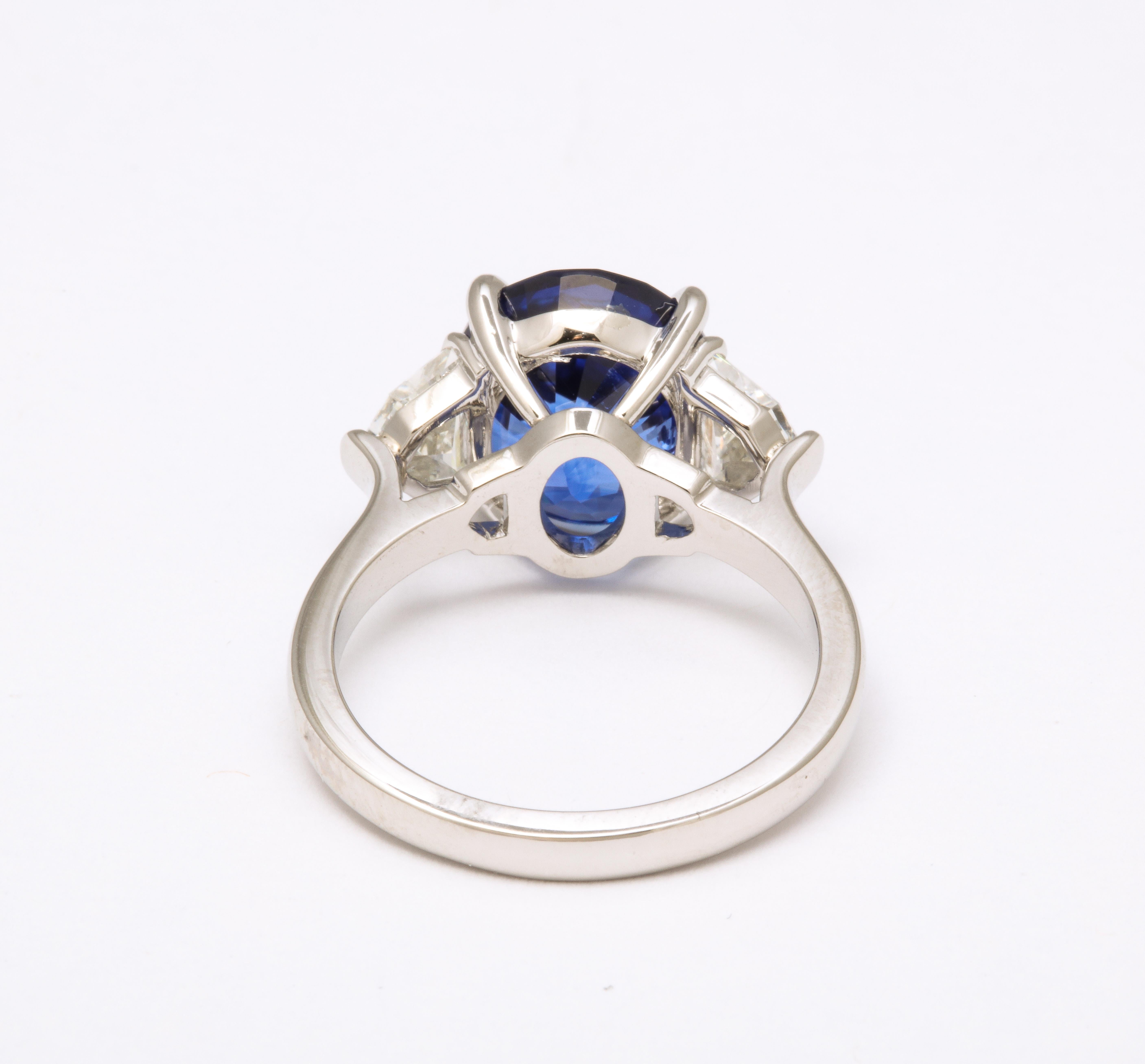 6 Carat Oval Blue Sapphire and Diamond Ring In New Condition For Sale In New York, NY