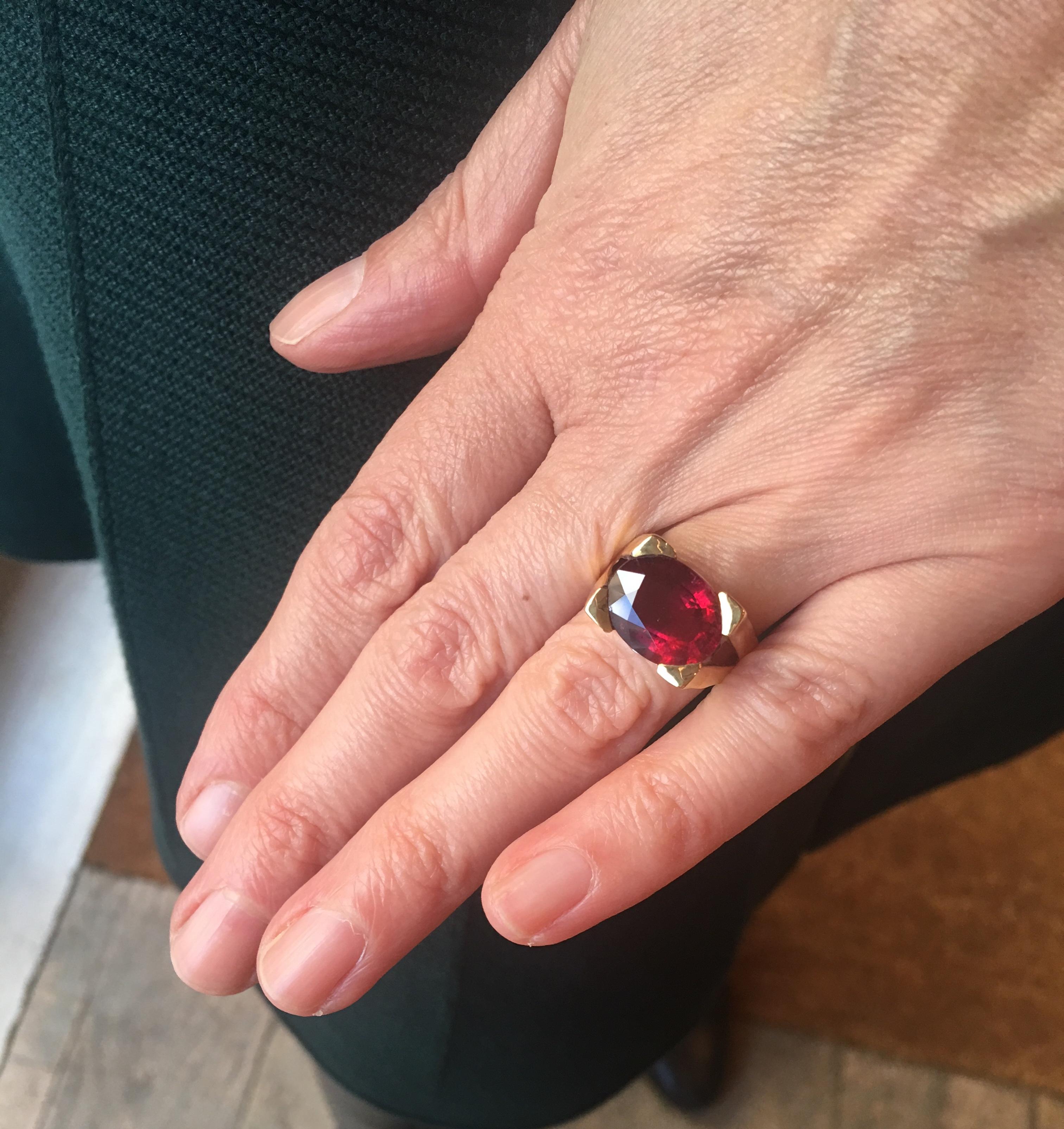 Contemporary 6 Carat Oval Rubelite 18 Karat Yellow Gold Ring