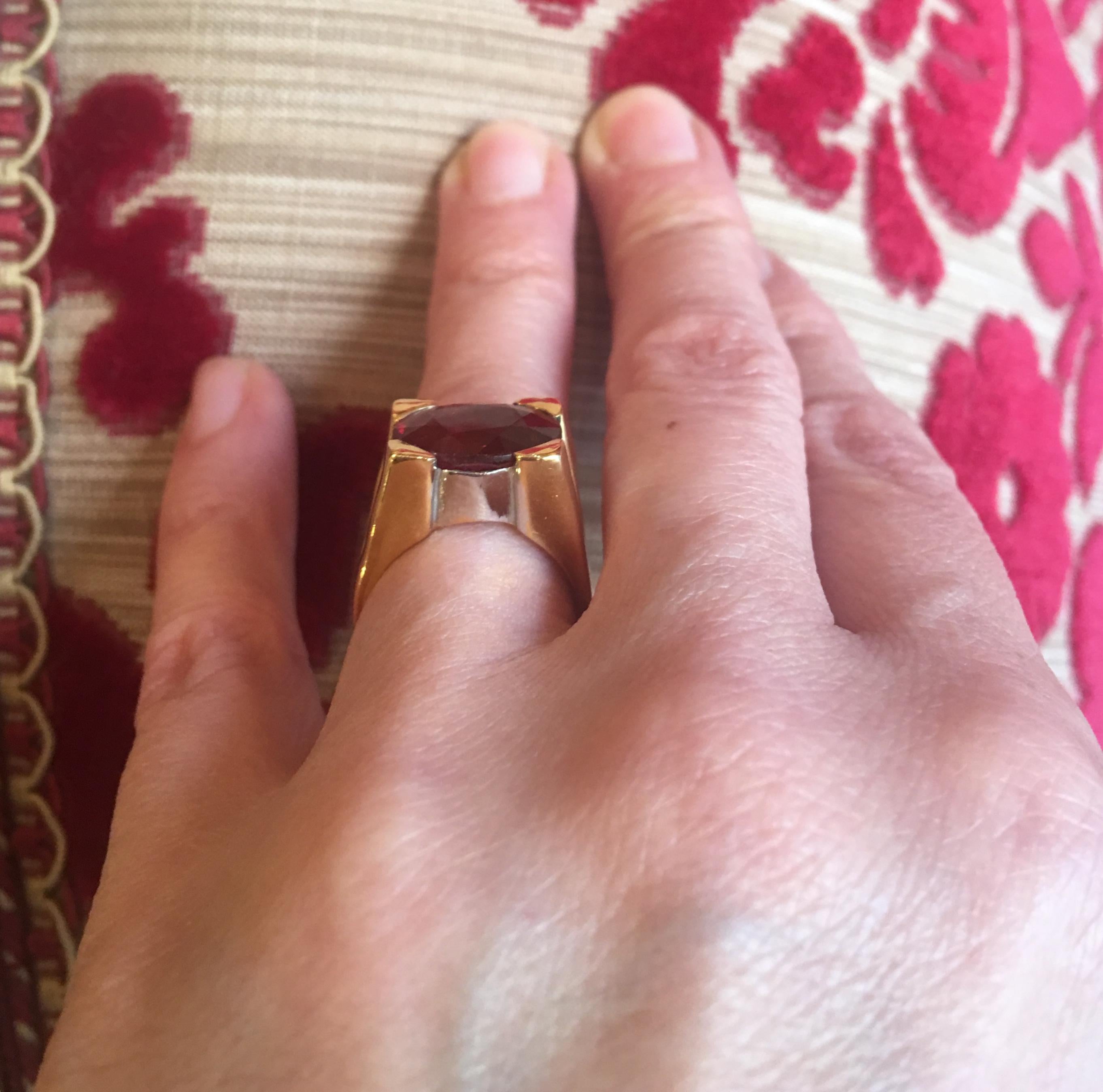 6 Carat Oval Rubelite 18 Karat Yellow Gold Ring In New Condition In Paris, FR