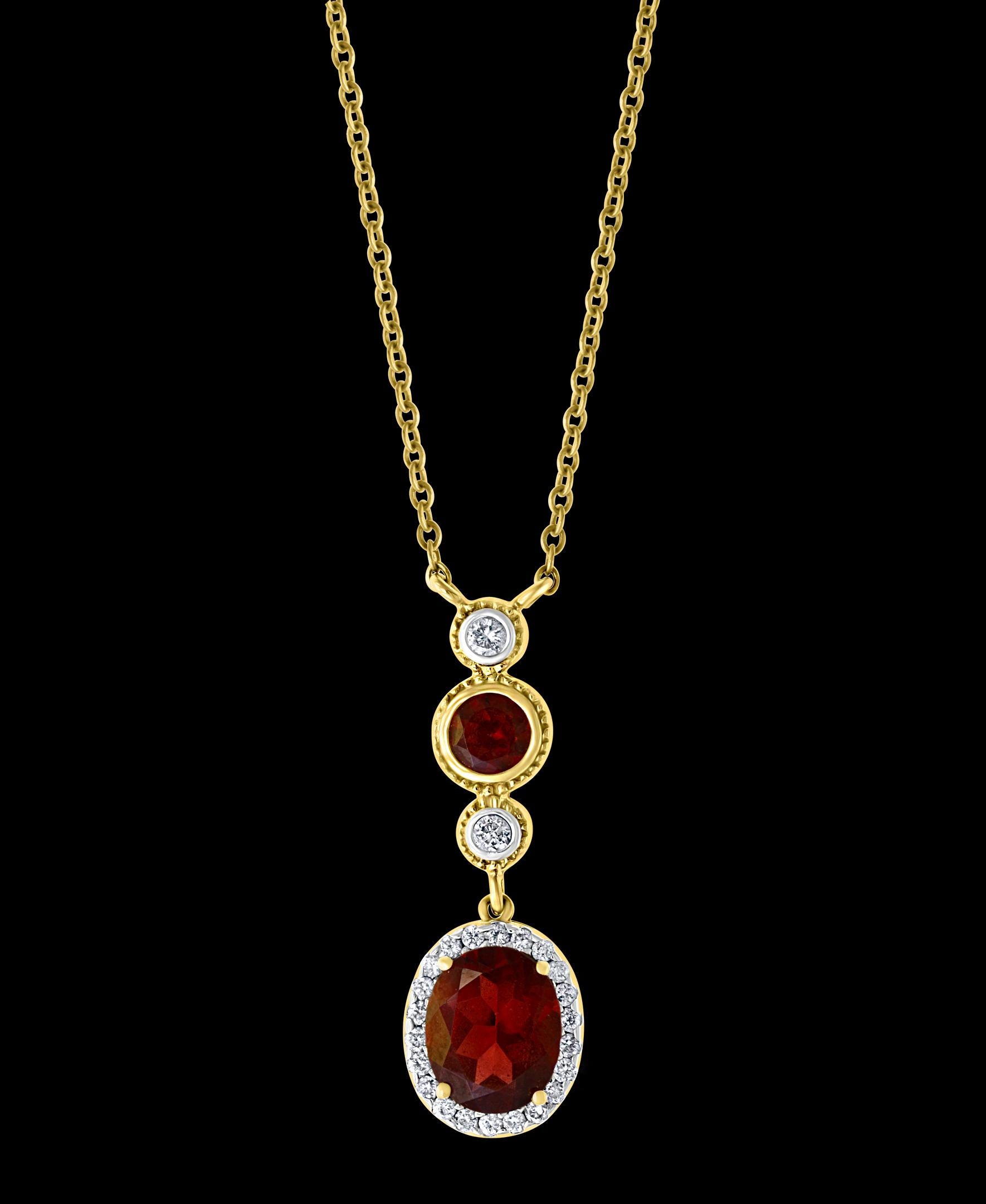 Taille ovale Collier en or jaune 14 carats avec grenat de forme ovale de 6 carats et diamants de 0,6 carat en vente