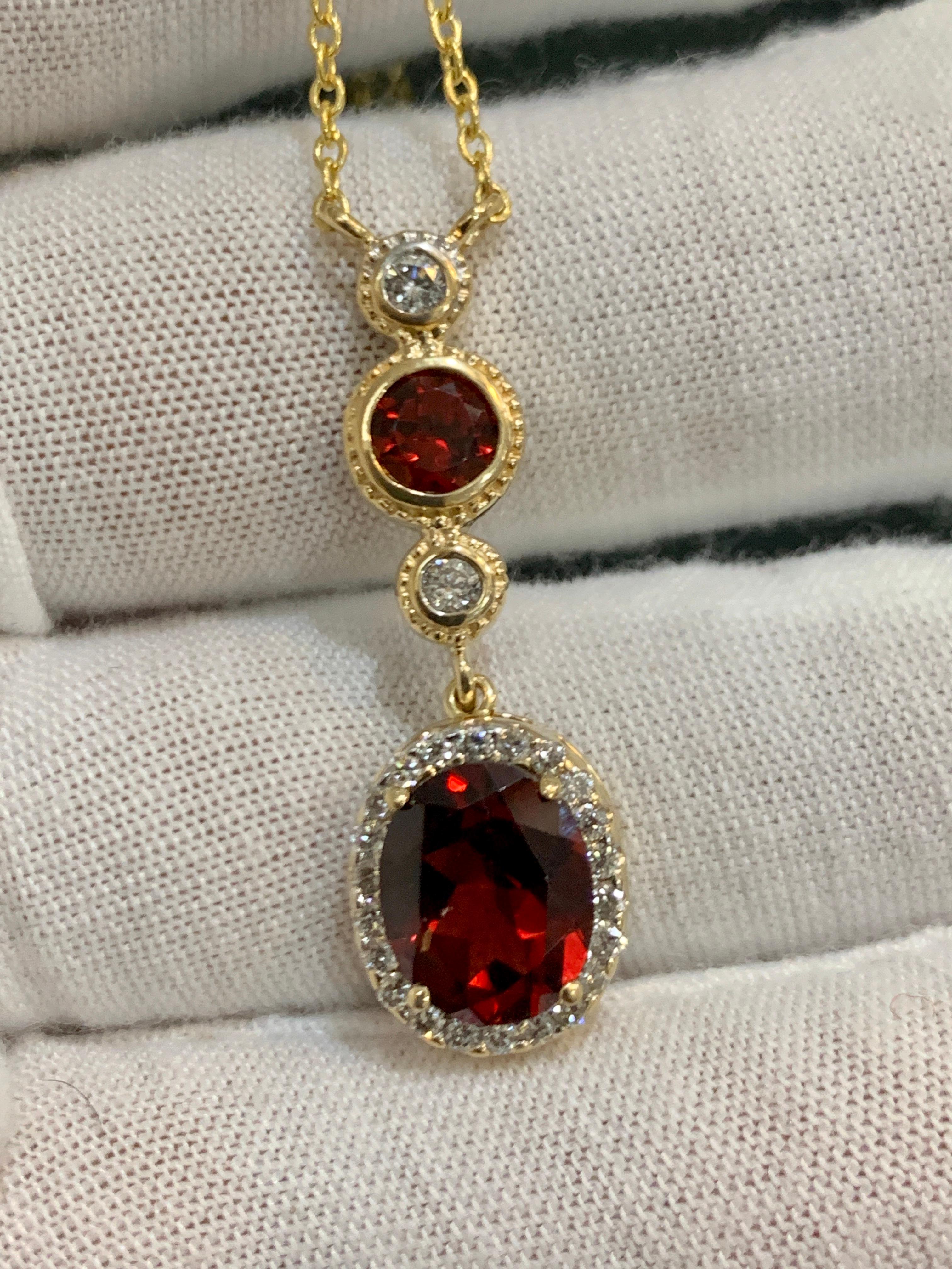 6 Carat Oval Shape Garnet and 0.6 Carat Diamond Necklace in 14 Karat Yellow Gold In Excellent Condition For Sale In New York, NY