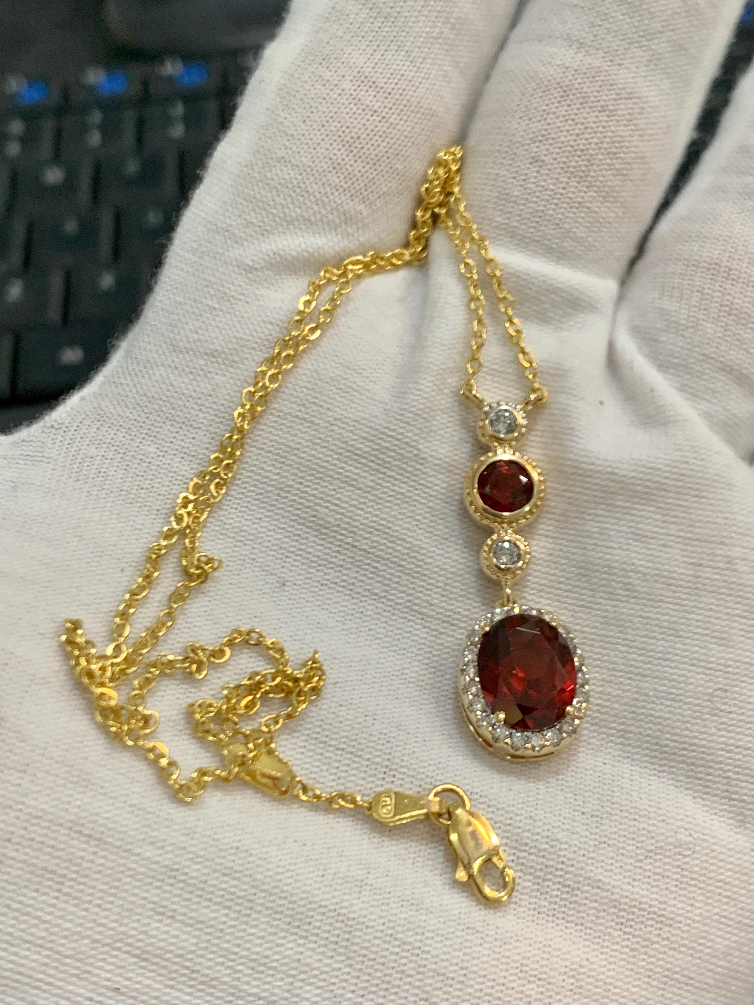 6 Carat Oval Shape Garnet and 0.6 Carat Diamond Necklace in 14 Karat Yellow Gold For Sale 1