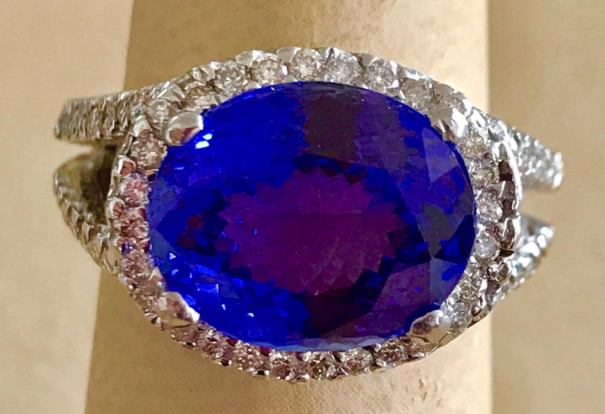 6 Carat Oval Tanzanite and 1 Carat Diamond Ring 14 Karat White Gold, Estate In Excellent Condition In New York, NY