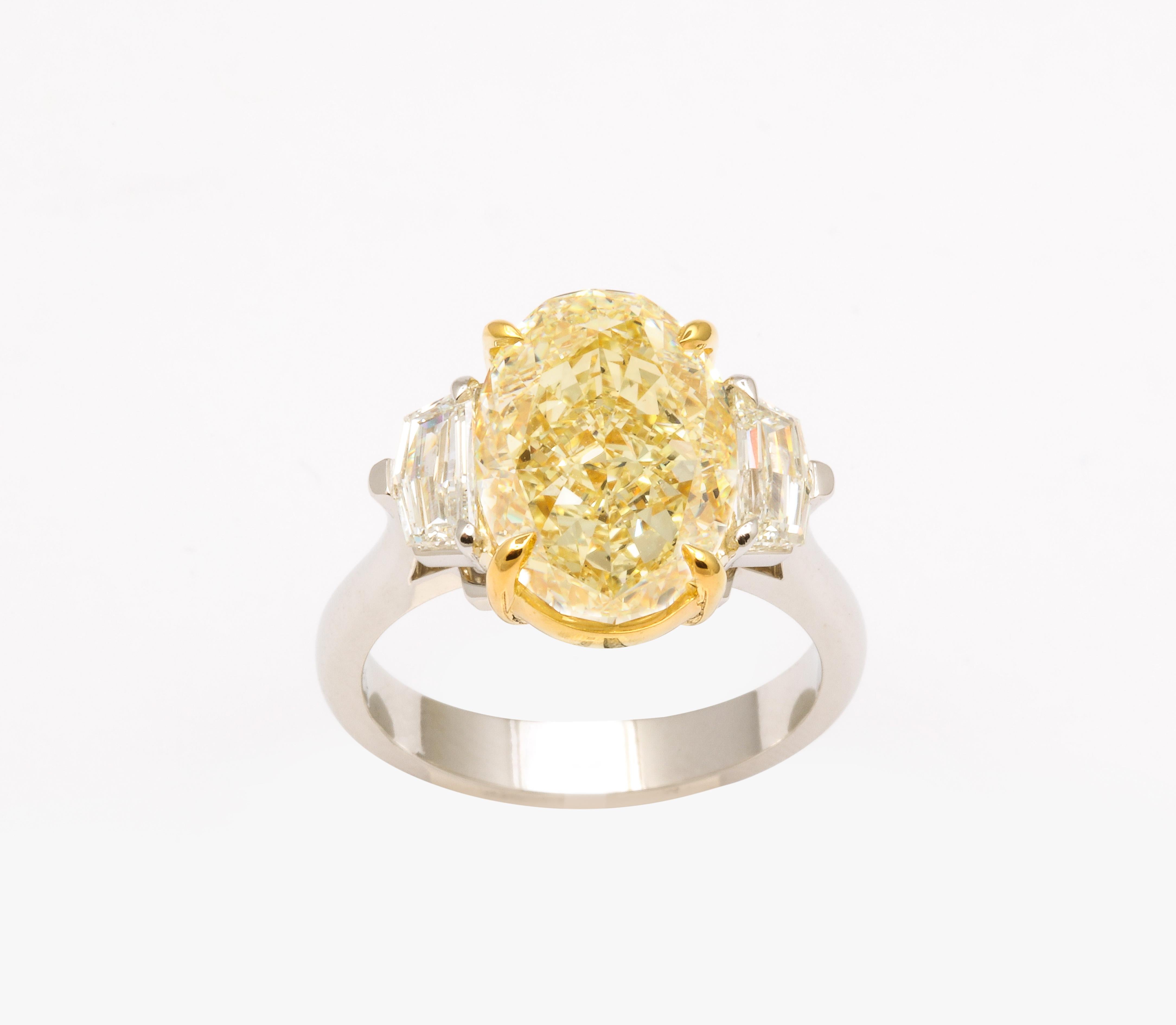 6 Carat Oval Yellow Diamond Ring Gia Certified In New Condition For Sale In New York, NY