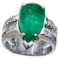 Bague cocktail en or blanc 14 carats avec émeraude cabochon en forme de poire de 6 carats et diamants