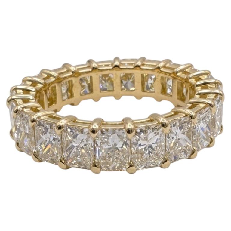 Alianza de eternidad de oro amarillo de 18 quilates con un diamante de 6 quilates de talla radiante