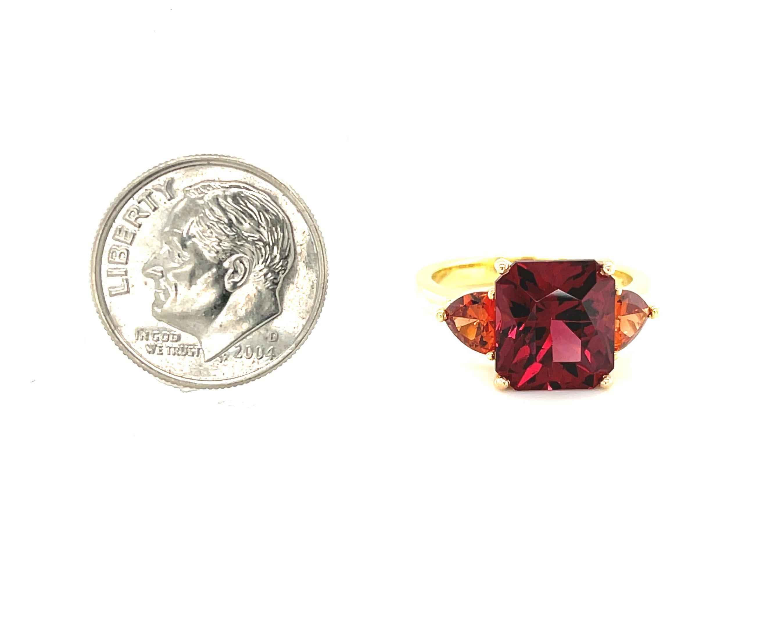 6 Carat Red Garnet and Trillion-Cut Spessartite Three-Stone Ring in Yellow Gold  For Sale 2