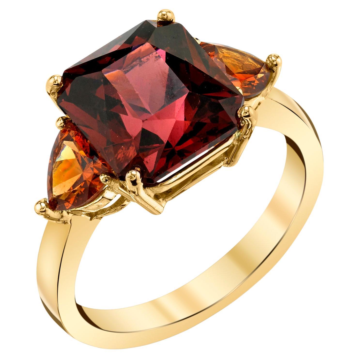 6 Karat roter Granat und Spessartit im Billionenschliff Drei-Stein-Ring aus Gelbgold