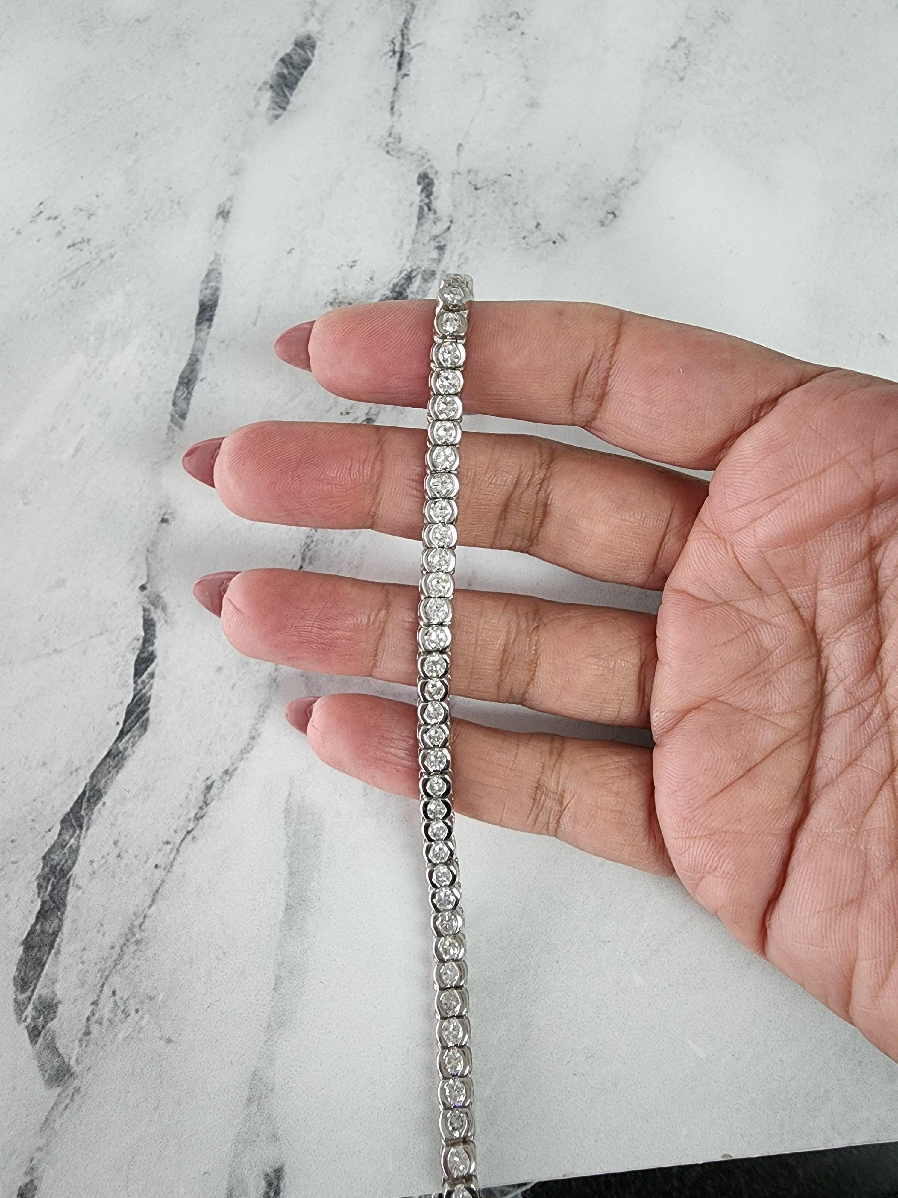 6 Karat Rundes Diamant-Tennisarmband mit Lünette (Rundschliff) im Angebot