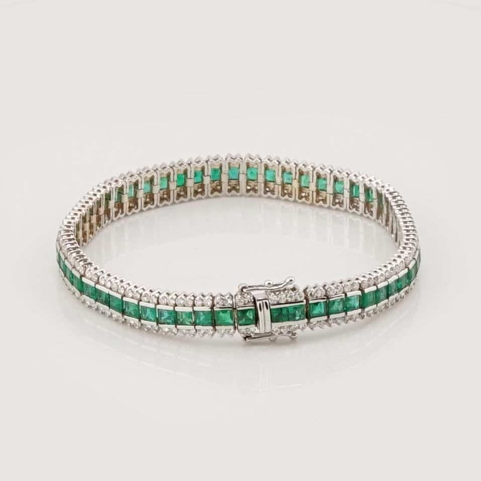 Contemporaneo Bracciale tennis con diamanti rotondi da 6 carati e smeraldi verdi da 10 carati in oro bianco 18 carati in vendita