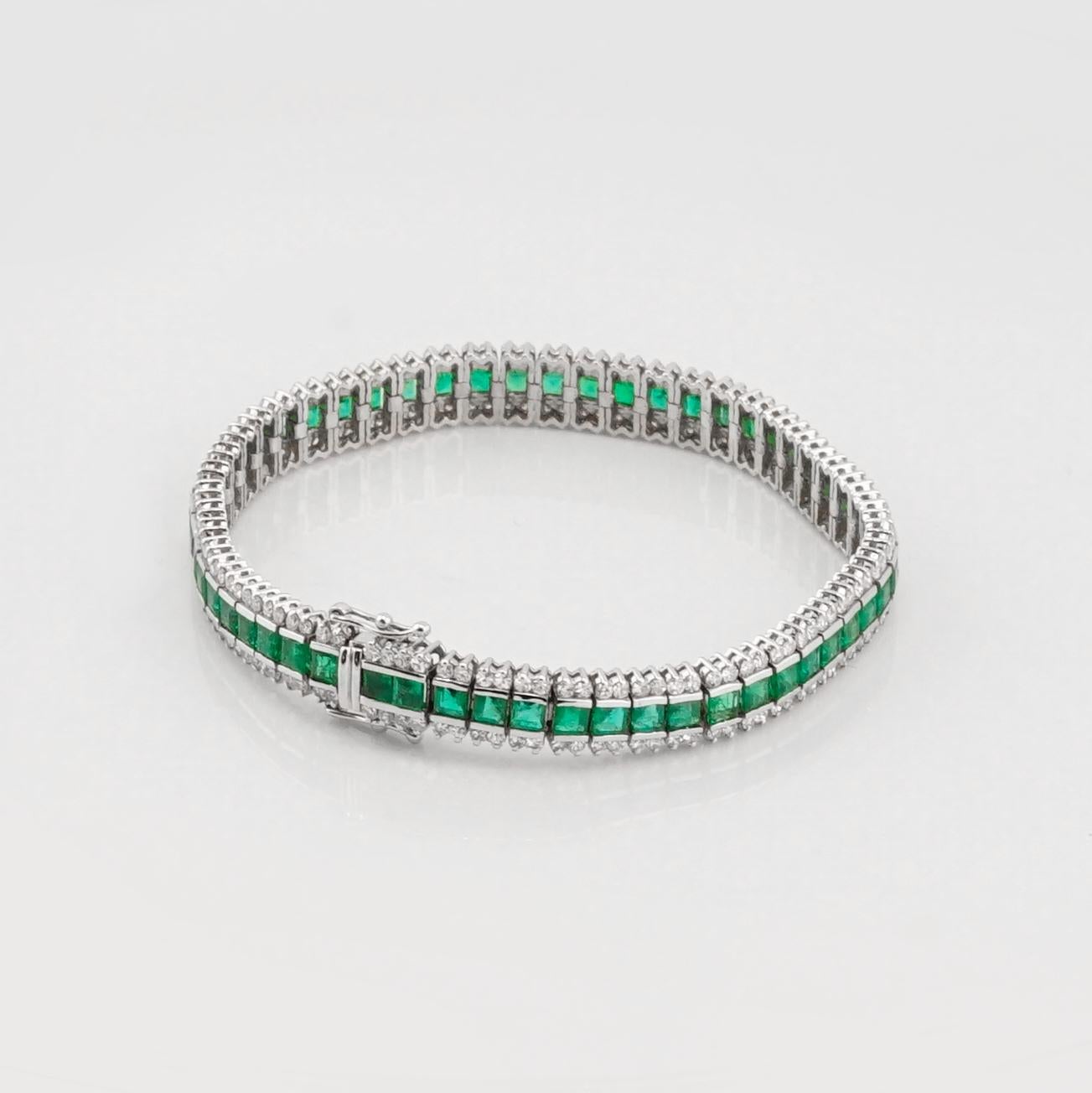 Taglio rotondo Bracciale tennis con diamanti rotondi da 6 carati e smeraldi verdi da 10 carati in oro bianco 18 carati in vendita