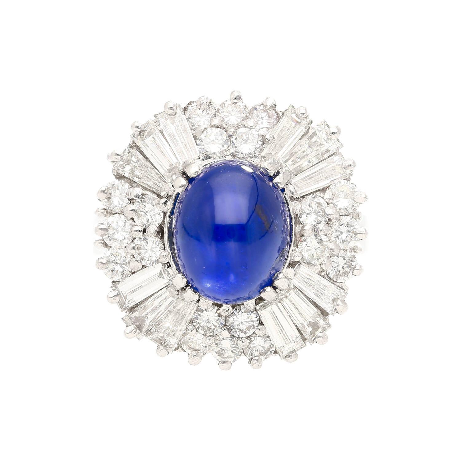 Art déco Bague en platine avec saphir de Birmanie étoilé bleu royal de 6 carats sans chaleur et halo de diamants en vente