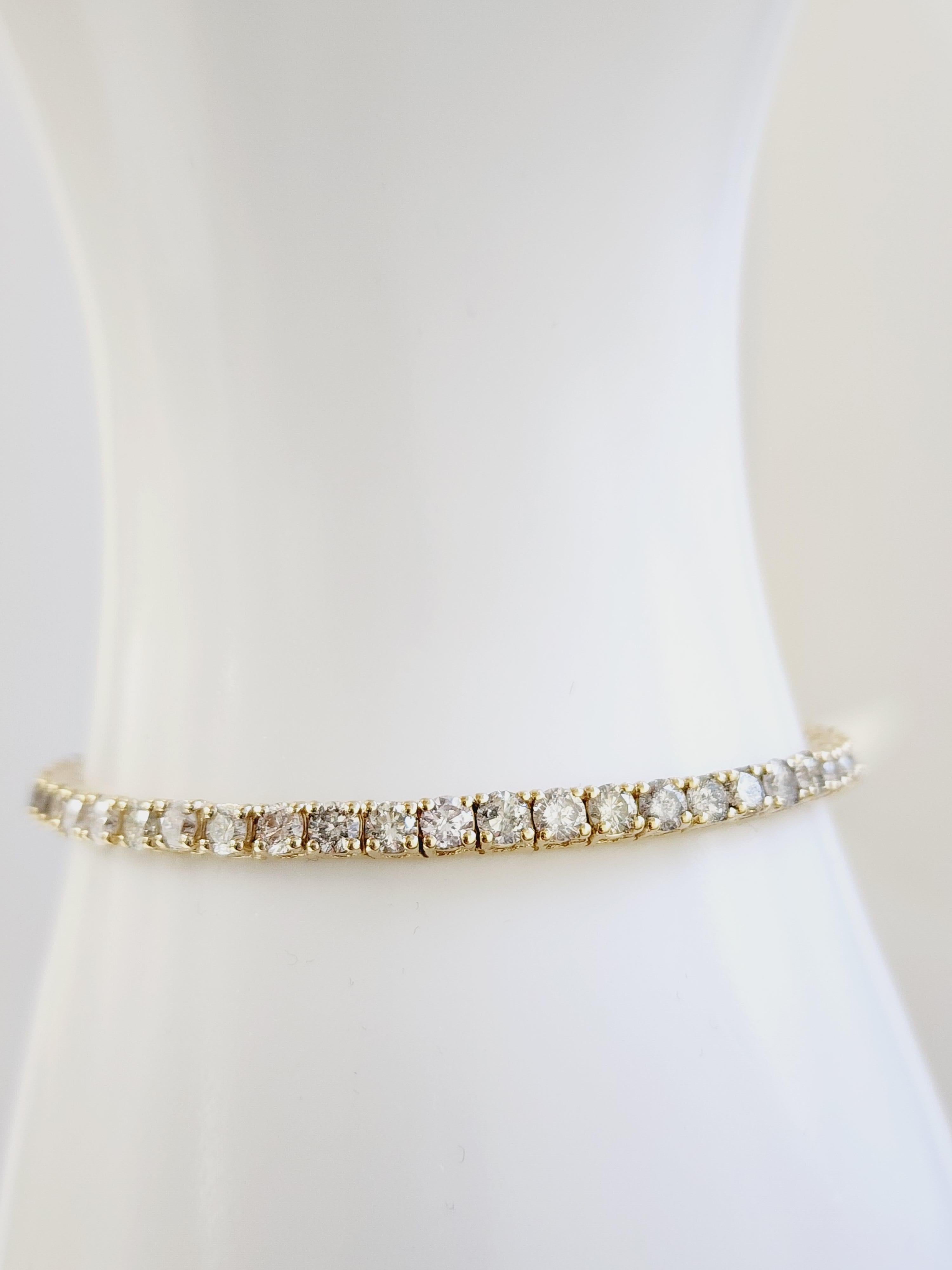 Beautiful natural diamond tennis bracelet, round-brilliant cut white diamonds clean and Excellent shine. 14k yellow gold classic four-prong style for maximum light brilliance. Ordinary style. Extraordinary elegance.

7 inch length.
3.1 mm