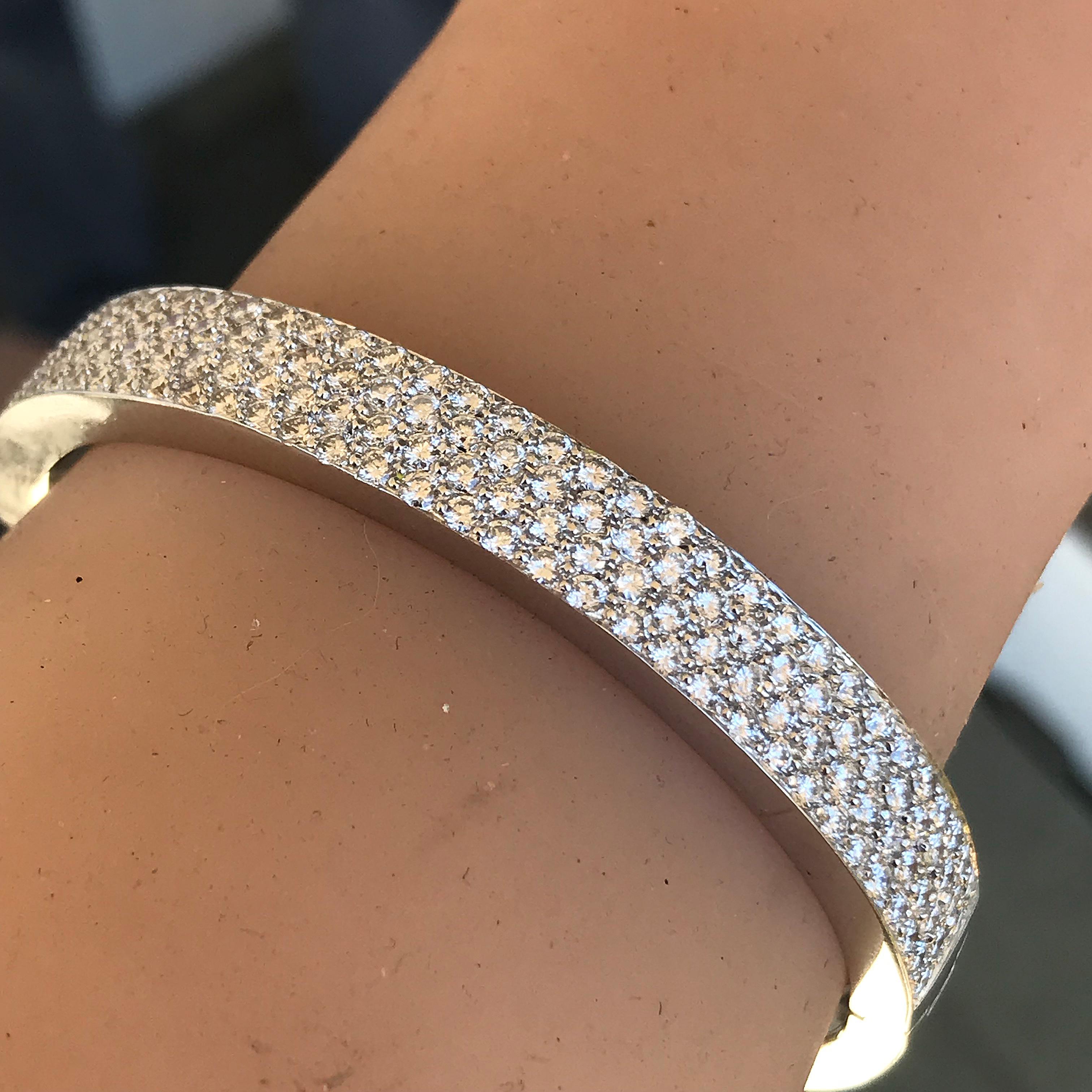 Women's or Men's 6 Carat Total Weight 18 Karat Diamond Bangle Bracelet For Sale