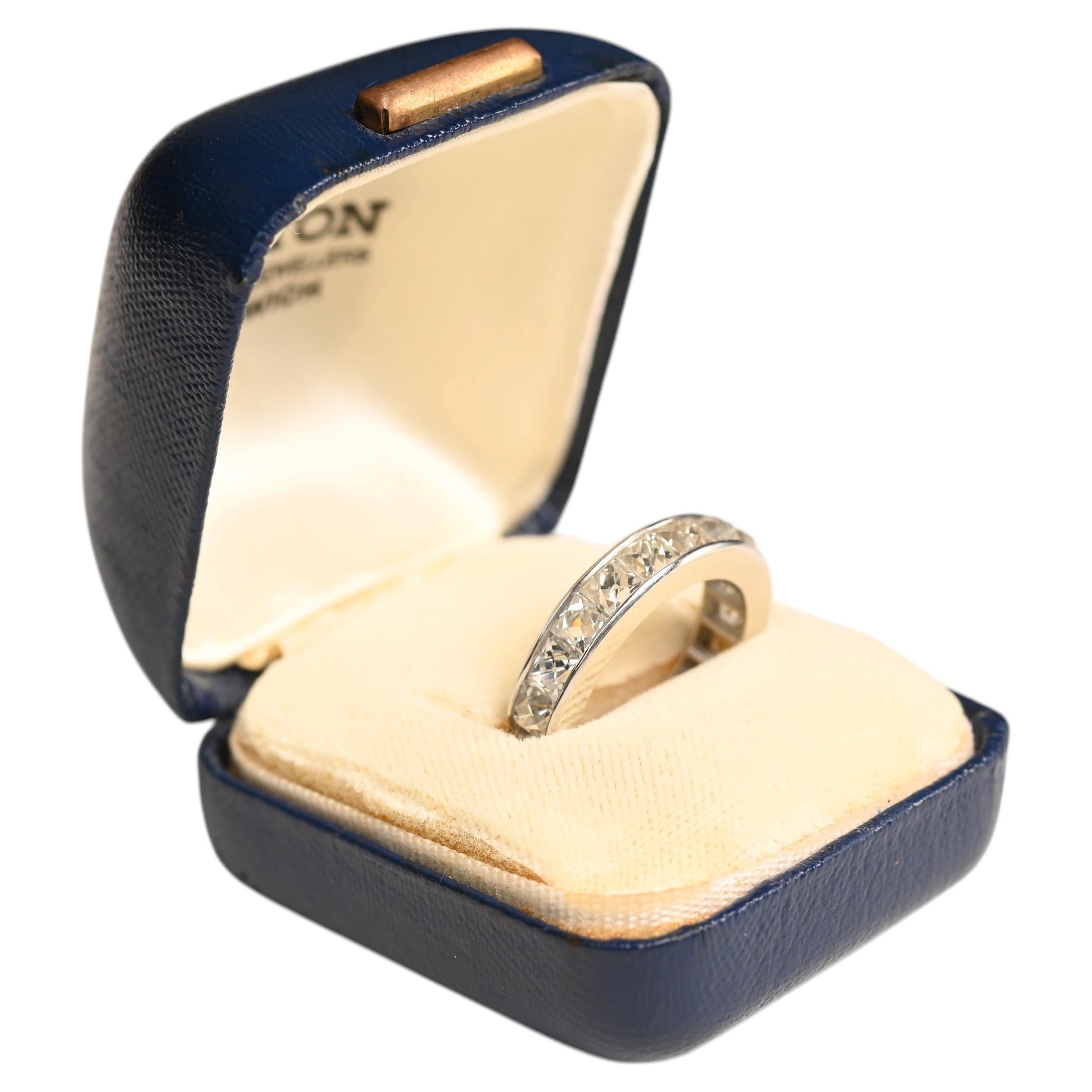6-Karat-Ehering im französischen Schliff. Eternity-Diamant, Platin, H, VS2, 4,6 mm