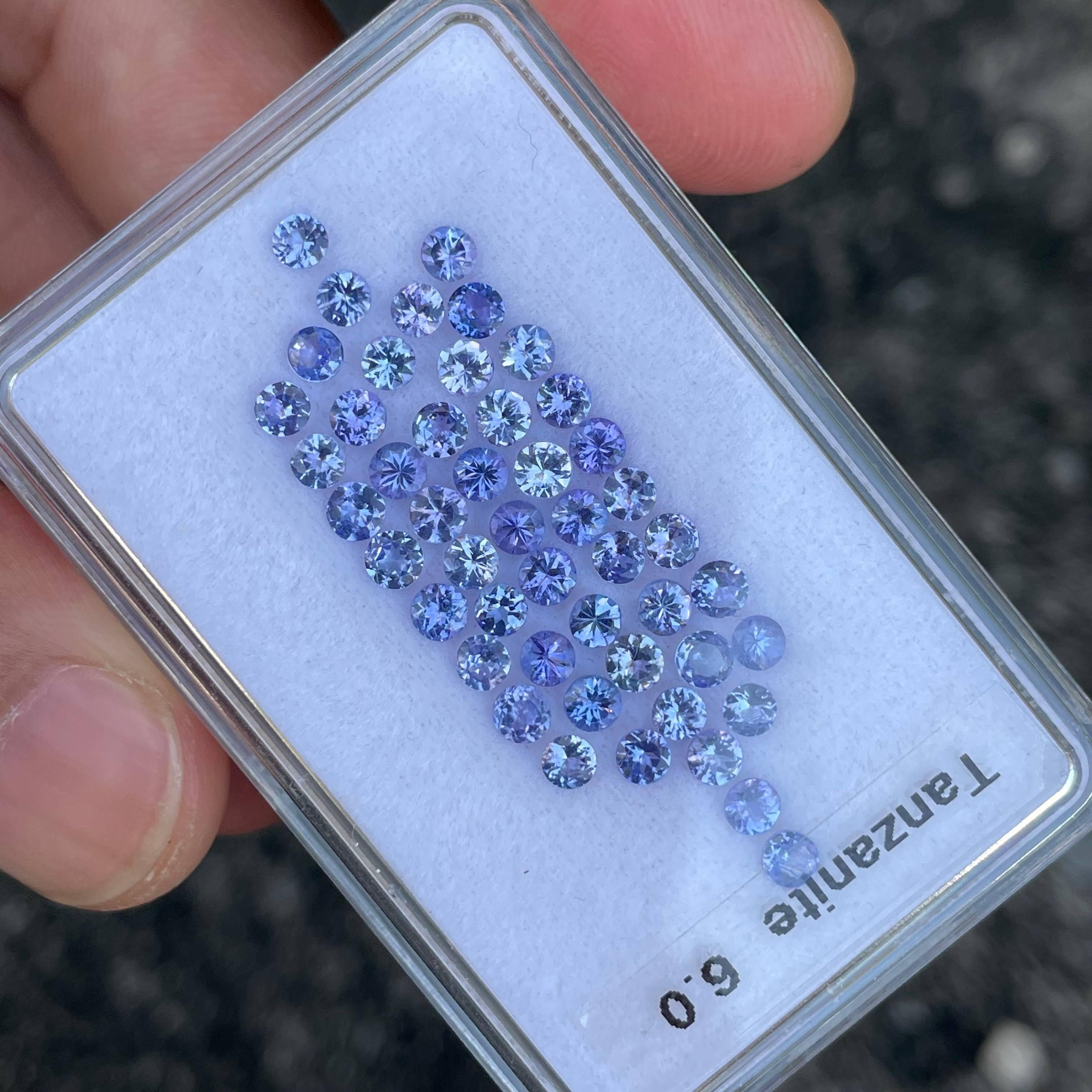 Modern 6 carats Blue Tanzanite Lot 48 Piece 3mm Round Cut Tanzanian Gemstones For Sale