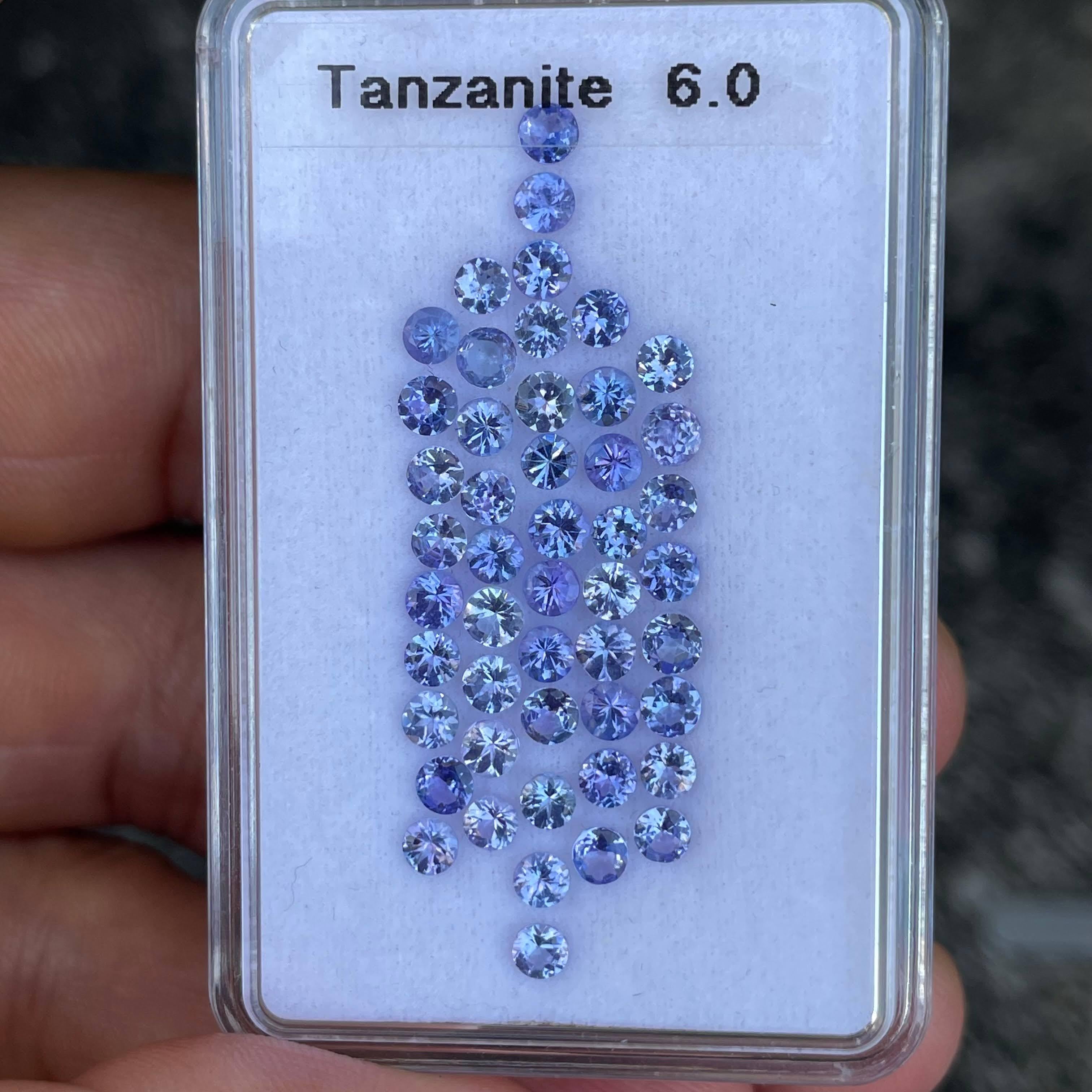 6 carats Blue Tanzanite Lot 48 Piece 3mm Round Cut Tanzanian Gemstones In New Condition For Sale In Bangkok, TH