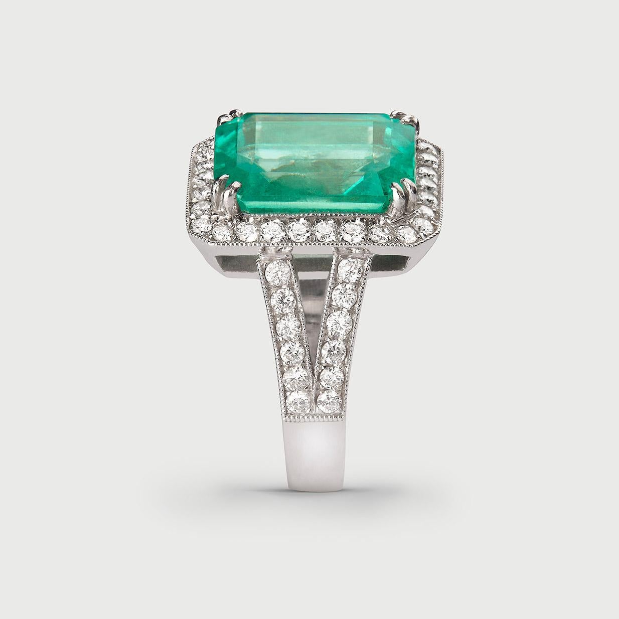 Art Deco 6 Carats Colombian Emerald & Diamond Cocktail Ring Handcrafted in 18k White Gold For Sale