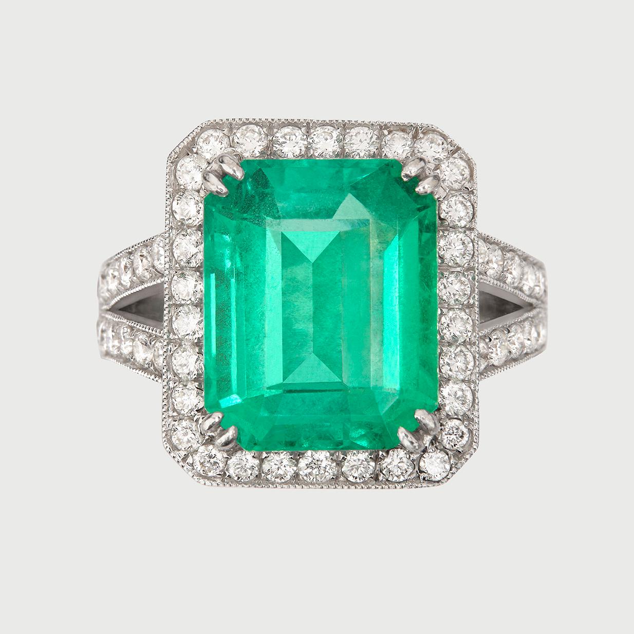 6 Carats Colombian Emerald & Diamond Cocktail Ring Handcrafted in 18k White Gold In Excellent Condition For Sale In Paris, IDF