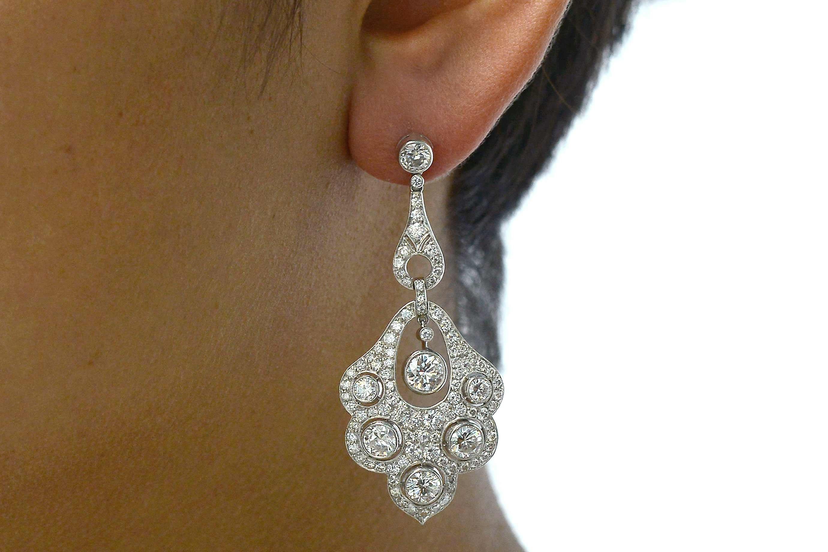 A pair of dramatic 6 carats diamond dangle earrings of dazzling brilliance. These chandelier earrings at 2