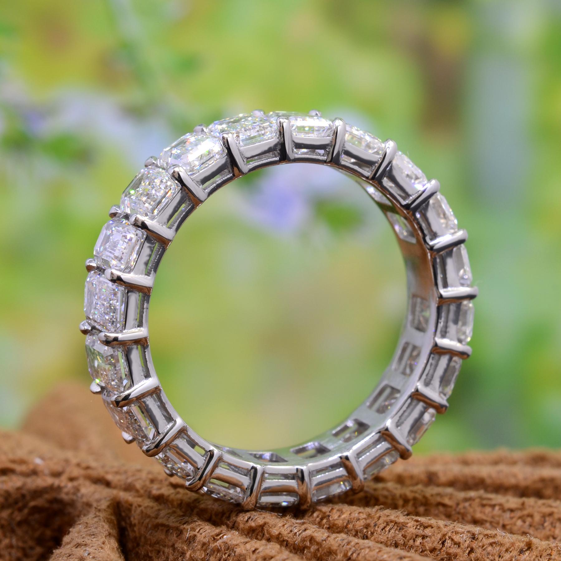Im Angebot: 6 Karat Smaragdschliff Eternity-Ring Shared Prongs F-G Farbe VS1 Reinheit Platin () 5