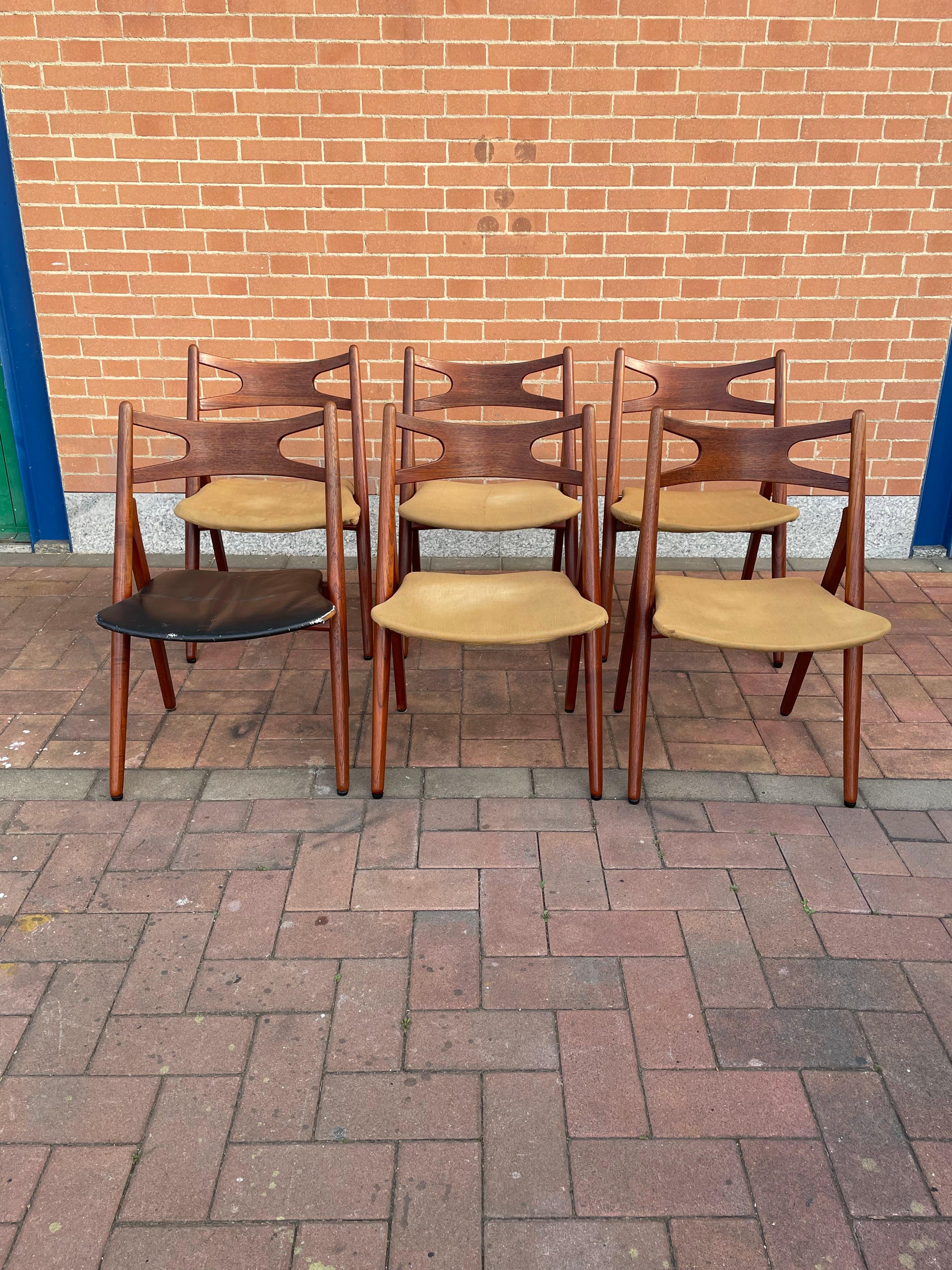 For all Danish design lovers, a rare group of 6 CH29 chairs designed by Hans J. Wagner and produced by Carl Hansen & Son in 1952.
It was discontinued in the 70s.
It is a chair with a clean design, always contemporary, with a seat of great
