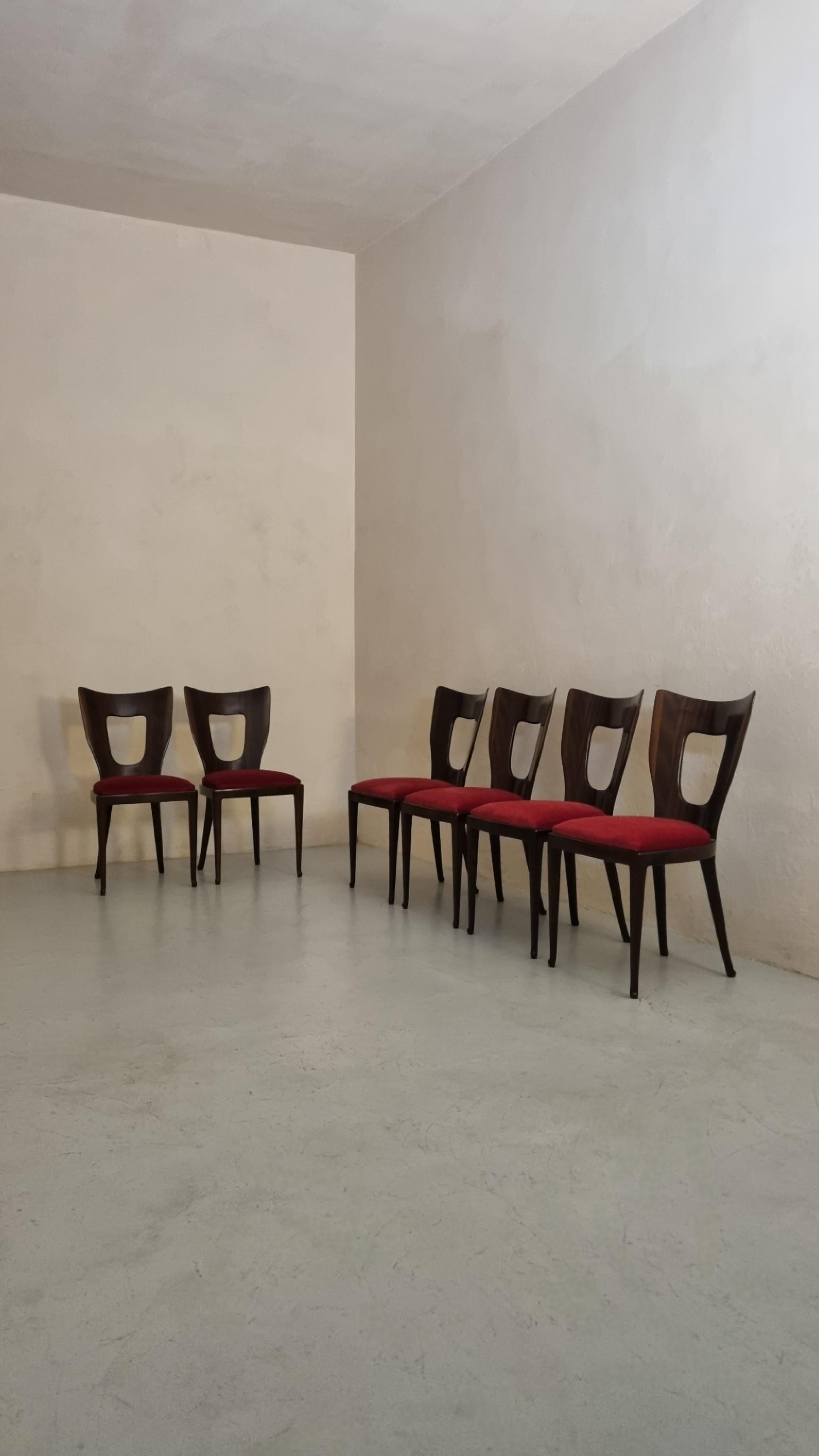 Rare ensemble de 6 chaises mod. 7388 conçu par Osvaldo Borsani pour ABV Arredamenti Borsani Varedo en 1951.
Structure en bois courbé, sièges en velours.
Excellent état, restauré, marque du fabricant.
Largement documenté dans la bibliographie de G.