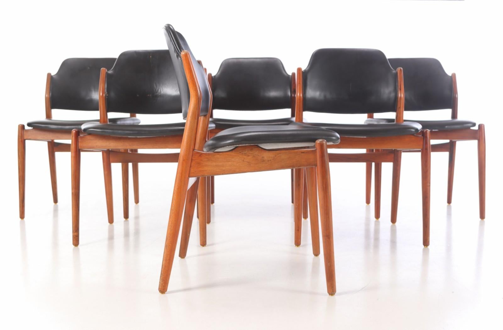 Magnificent and rare set of 6 62S chairs designed by Arne Vodder. A clean and refined design down to the smallest detail. The solid rosewood structure has very beautiful lines and curves which form a harmonious whole with the leather of the seats